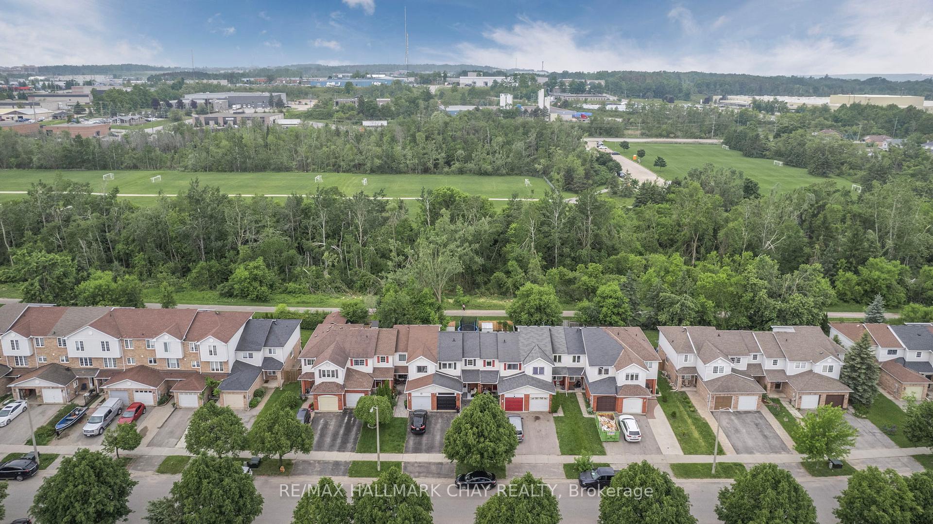 Photo 17 of 44 Pickett Crescent, Barrie, Innis-Shore — HOMEH