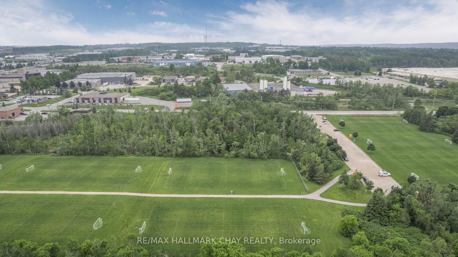 Photo 18 of 44 Pickett Crescent, Barrie, Innis-Shore — HOMEH