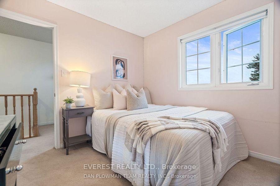 Photo 5 of 1905 Clearwater Court, Oshawa, Samac — HOMEH