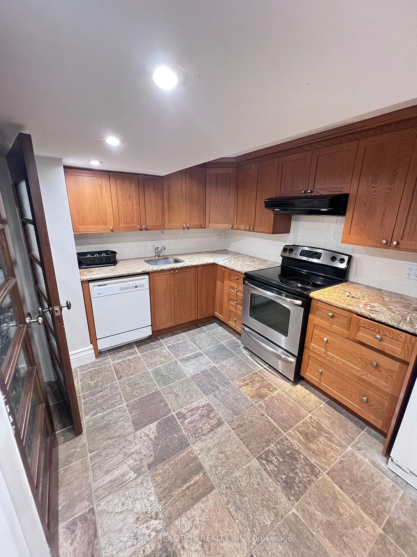 Photo 11 of 36 Elgin Street, Markham, Thornhill — HOMEH