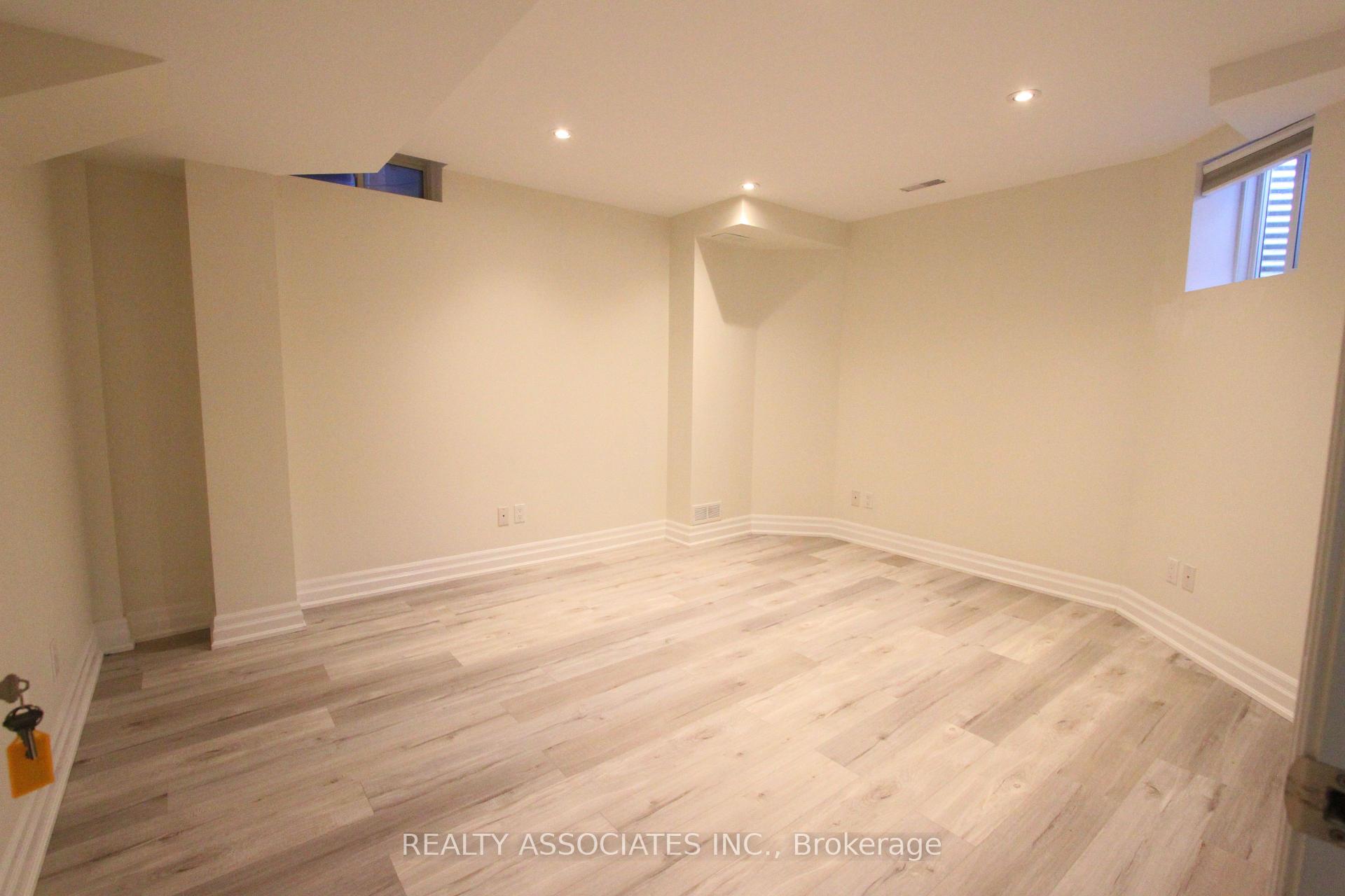Photo 5 of Unit Bsmt, 33 Muirside Road, Vaughan, Maple — HOMEH