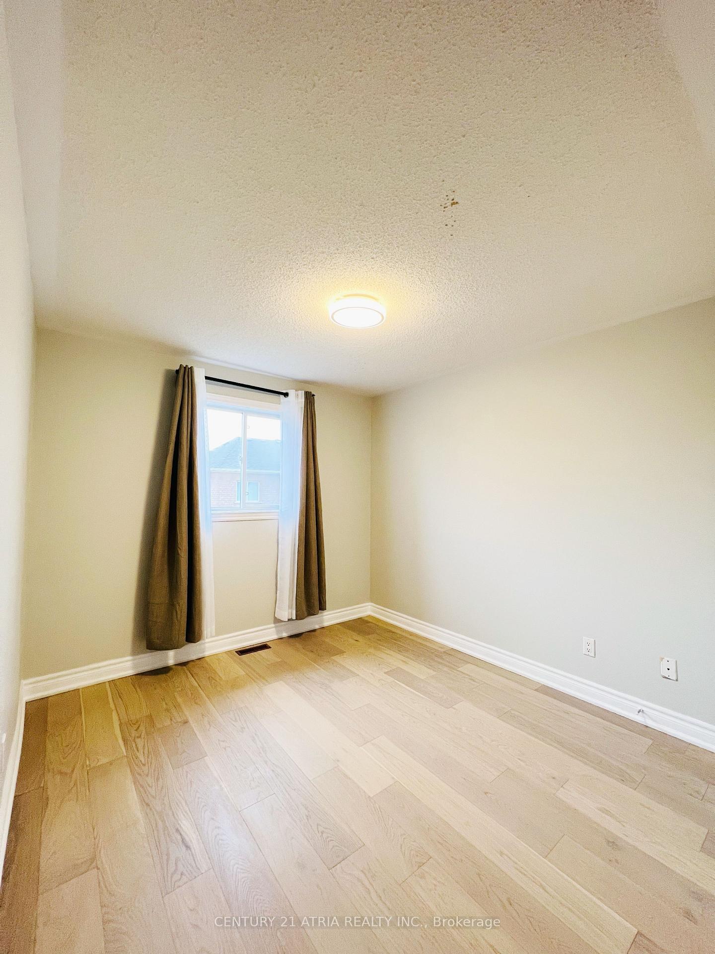 Photo 10 of 30 Manda Drive, Vaughan, Vellore Village — HOMEH