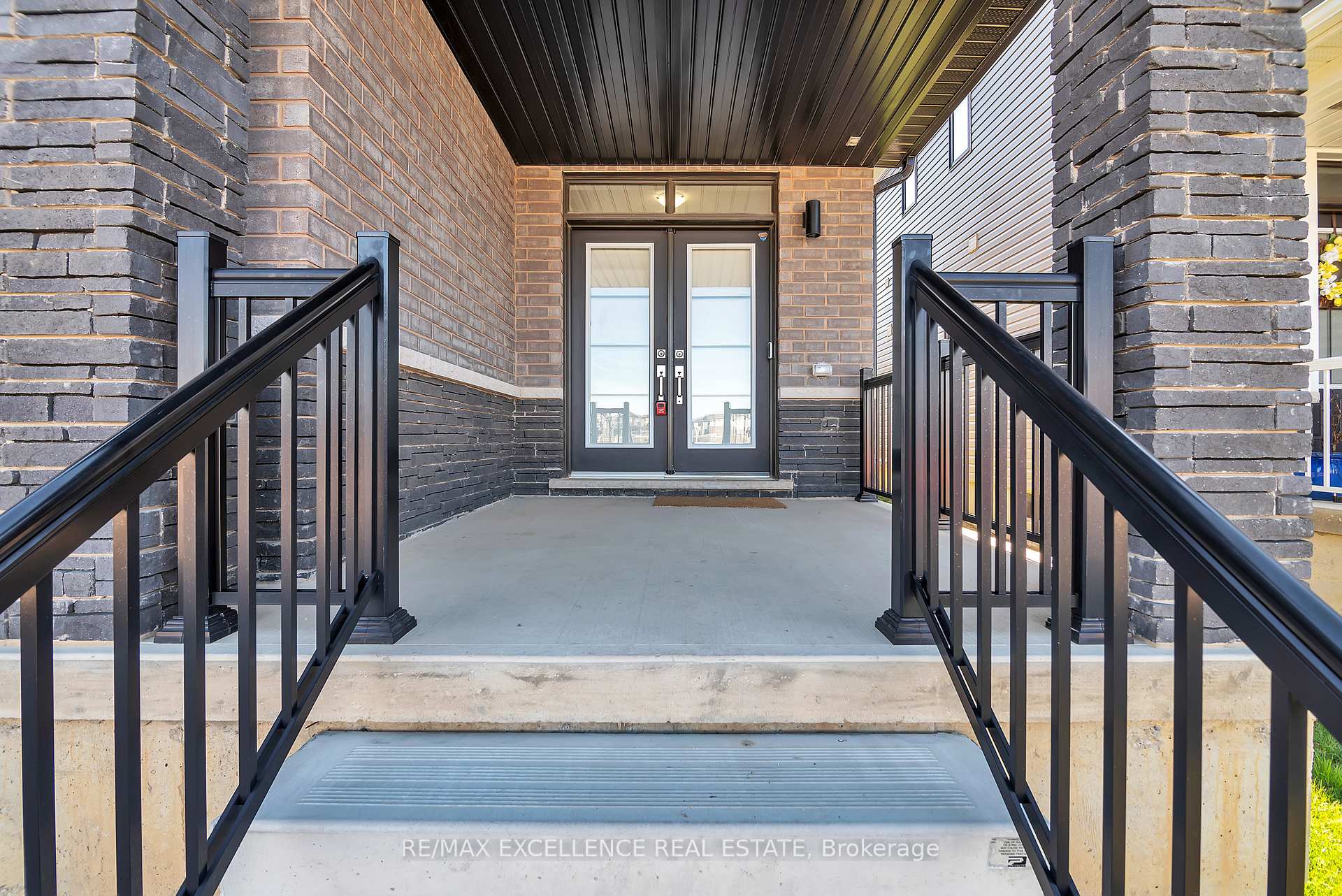 Photo 3 of 12 Whithorn Crescent, Haldimand — HOMEH