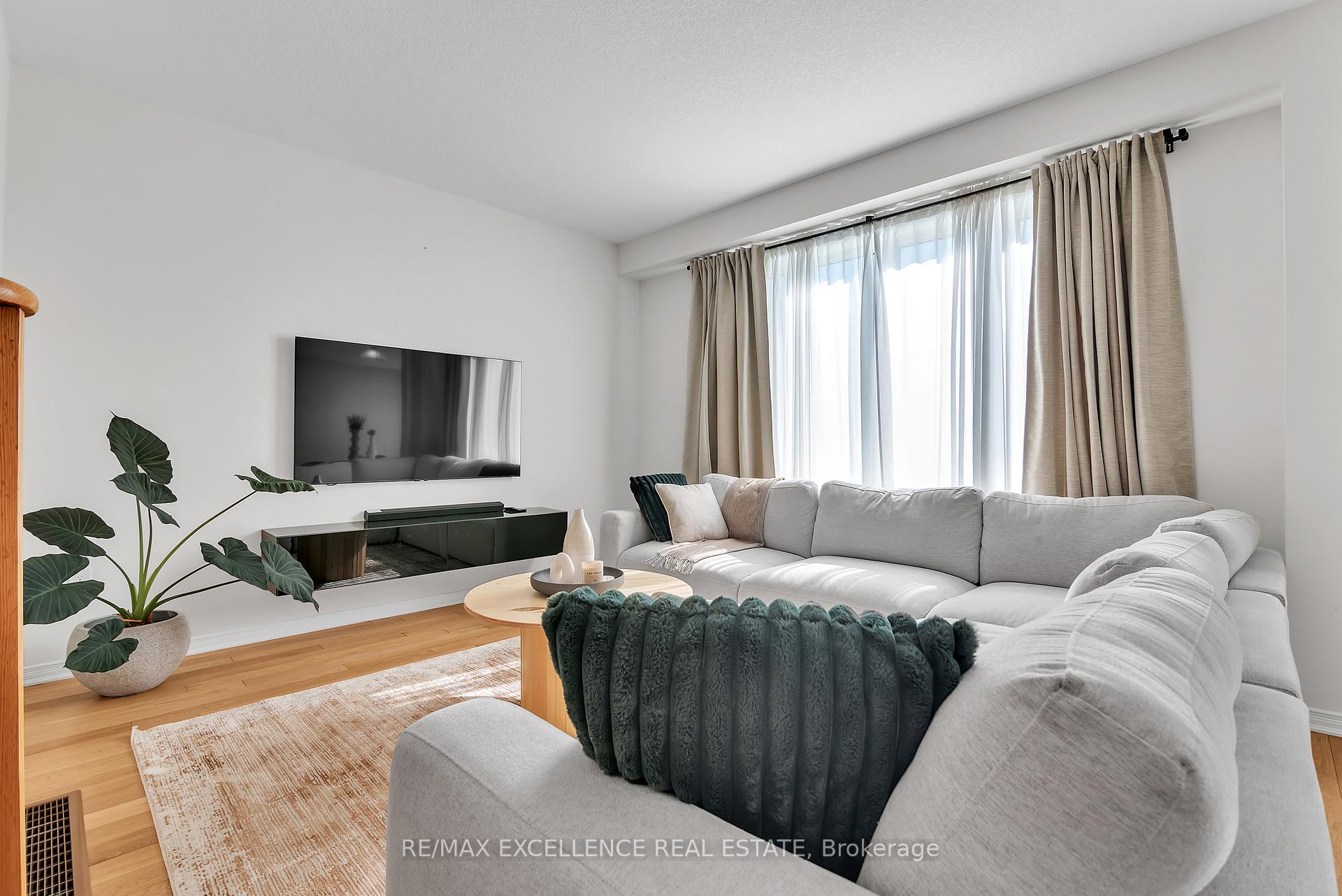 Photo 8 of 12 Whithorn Crescent, Haldimand — HOMEH