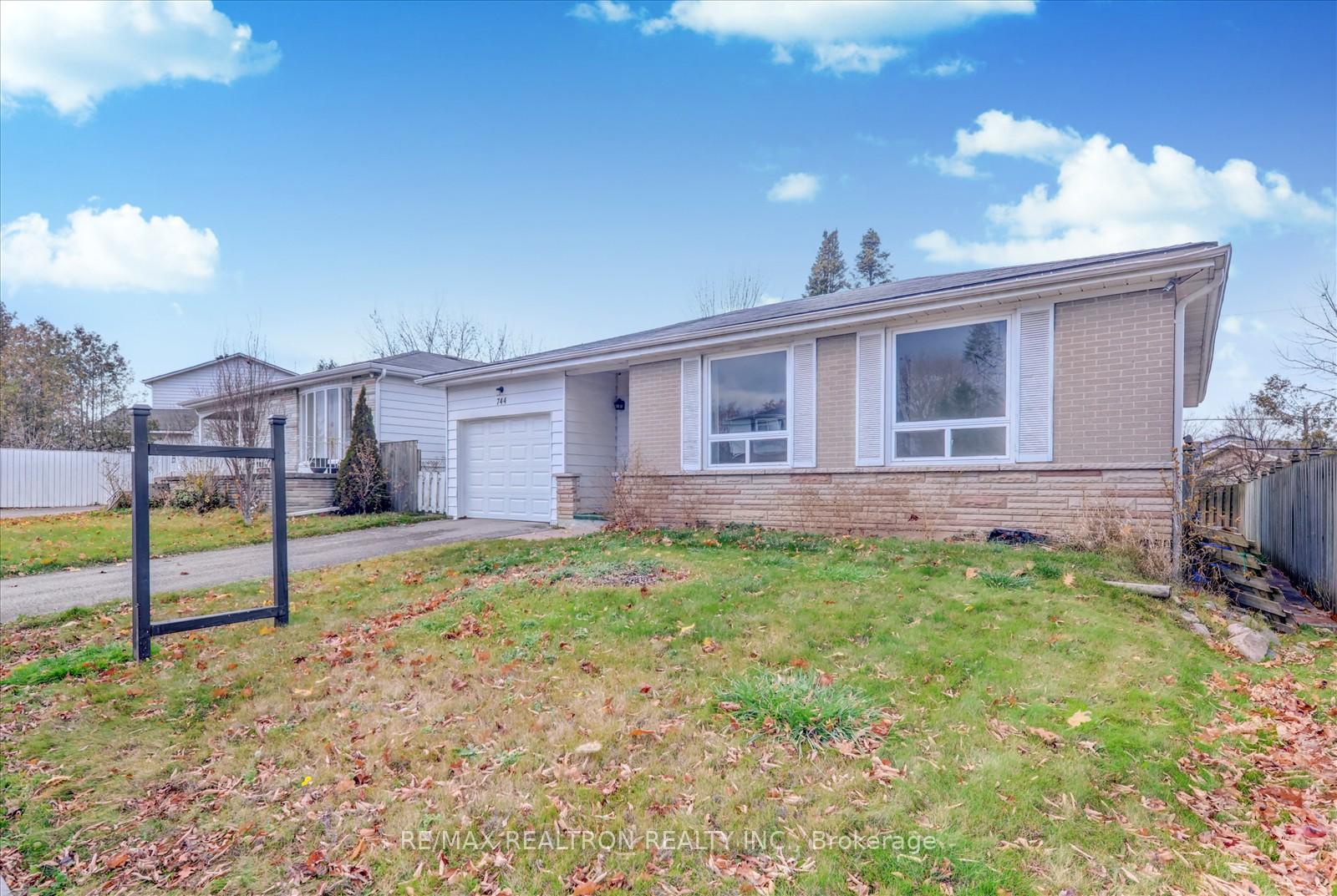 Photo 2 of 744 Krosno Boulevard, Pickering, Bay Ridges — HOMEH