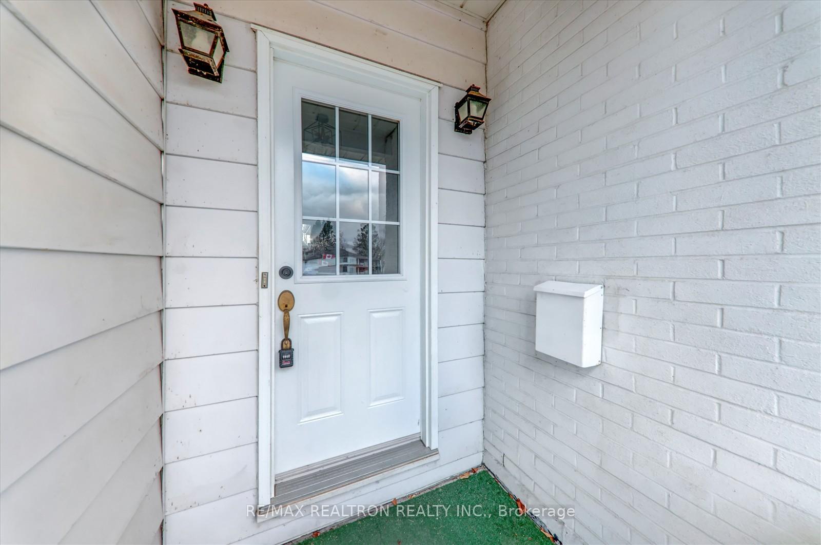 Photo 3 of 744 Krosno Boulevard, Pickering, Bay Ridges — HOMEH