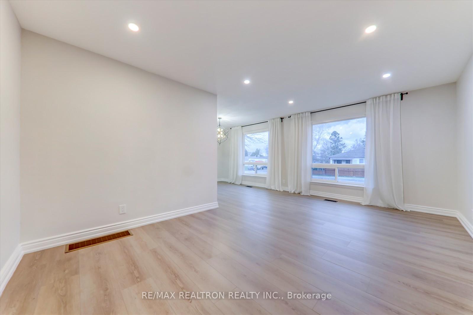 Photo 5 of 744 Krosno Boulevard, Pickering, Bay Ridges — HOMEH