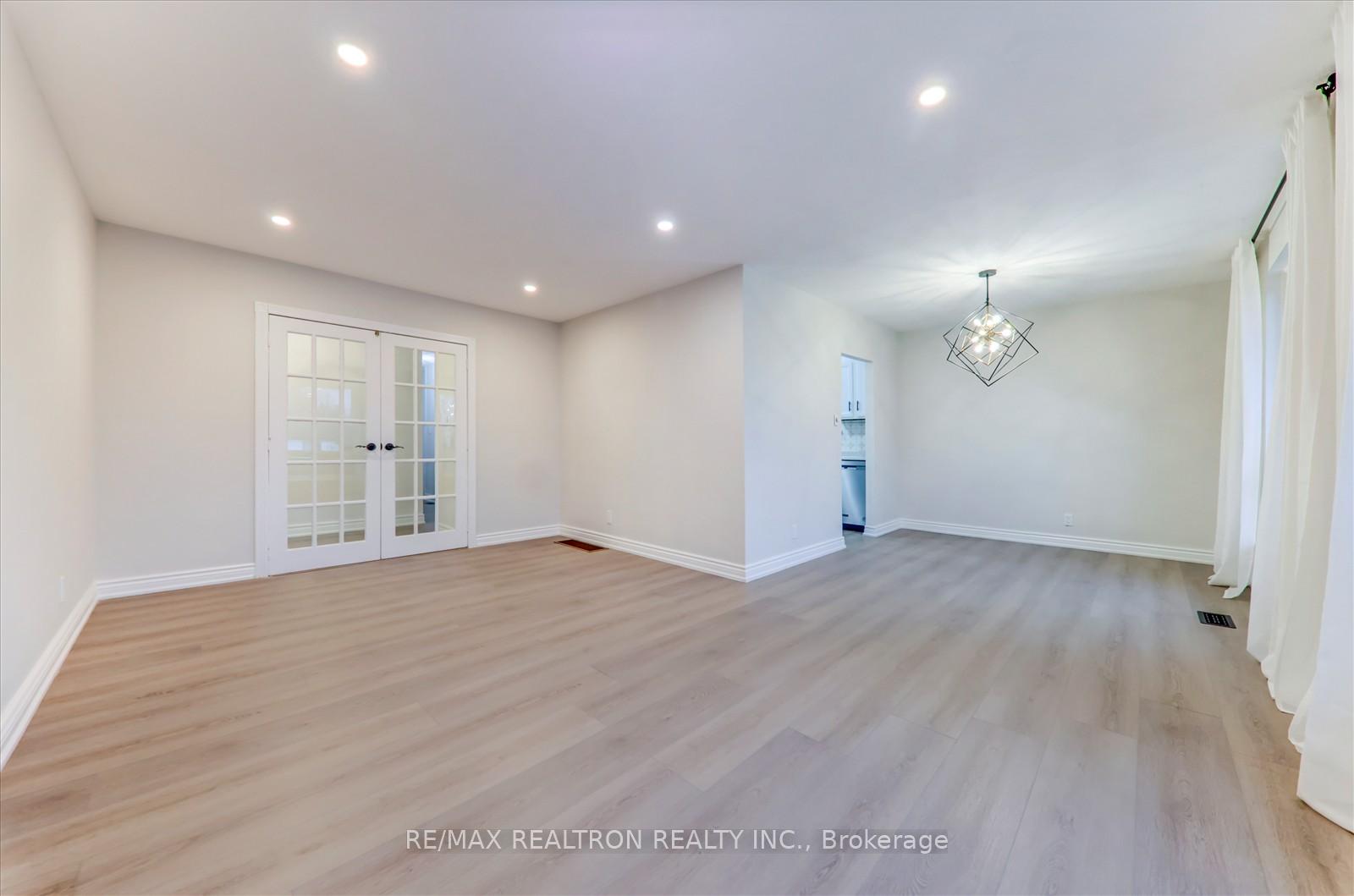 Photo 9 of 744 Krosno Boulevard, Pickering, Bay Ridges — HOMEH