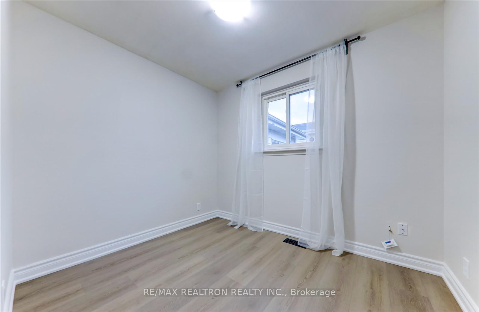 Photo 13 of 744 Krosno Boulevard, Pickering, Bay Ridges — HOMEH
