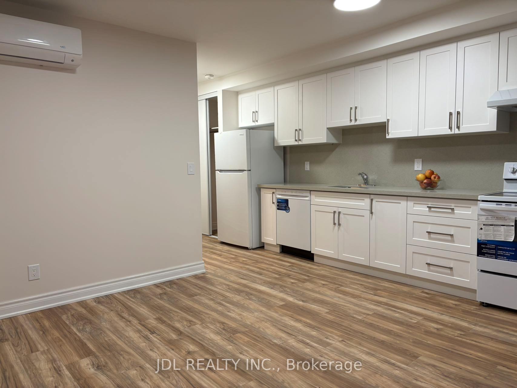 Front of Unit main fl, 5 Harris Avenue S