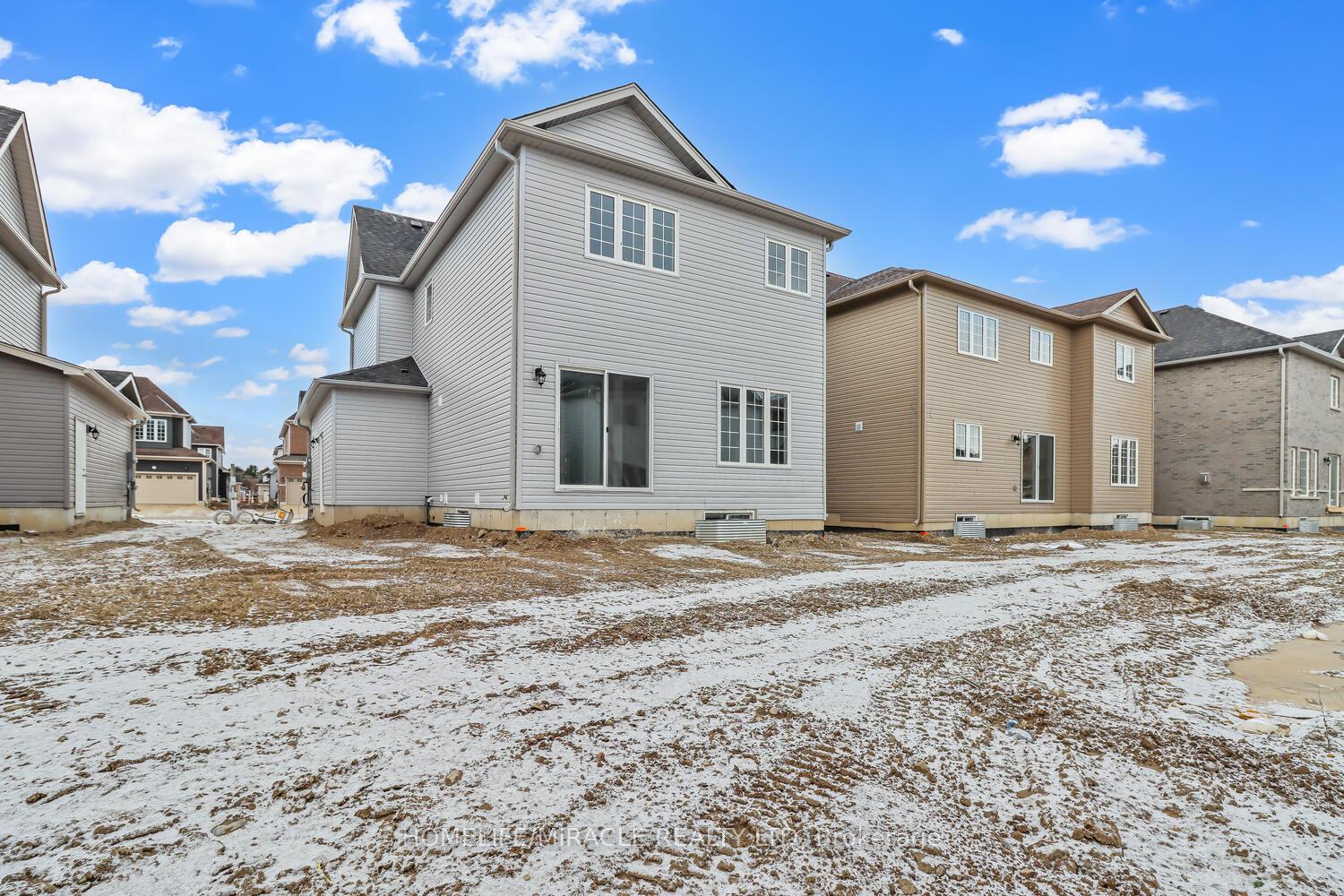 Photo 4 of 213 Clipper Drive, Clearview, Stayner — HOMEH