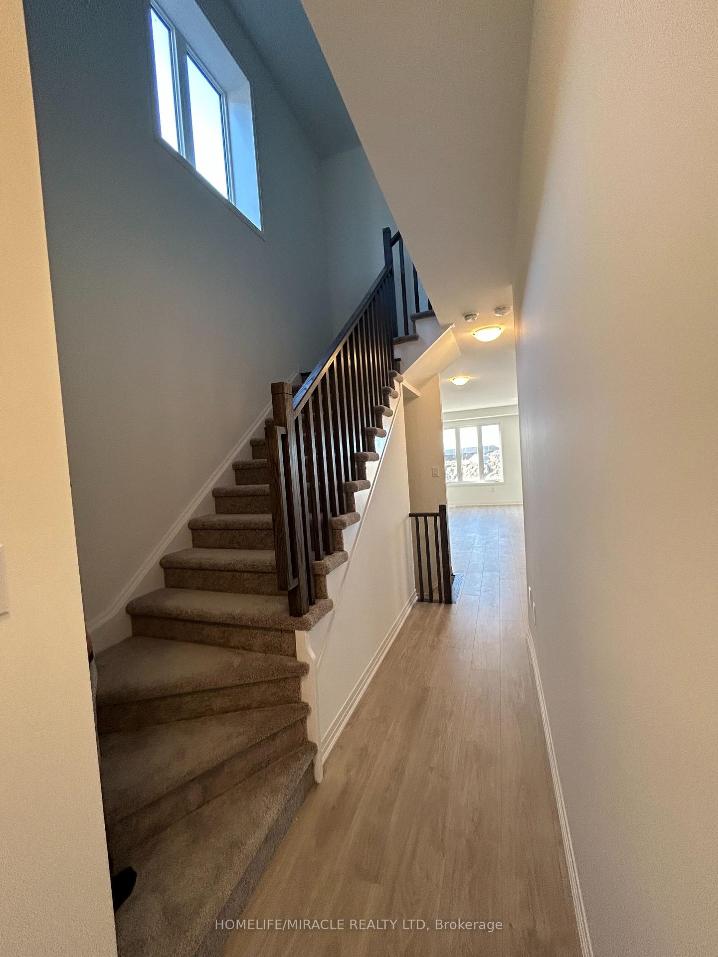 Photo 3 of 33 Sagewood Avenue, Barrie, Rural Barrie Southeast — HOMEH