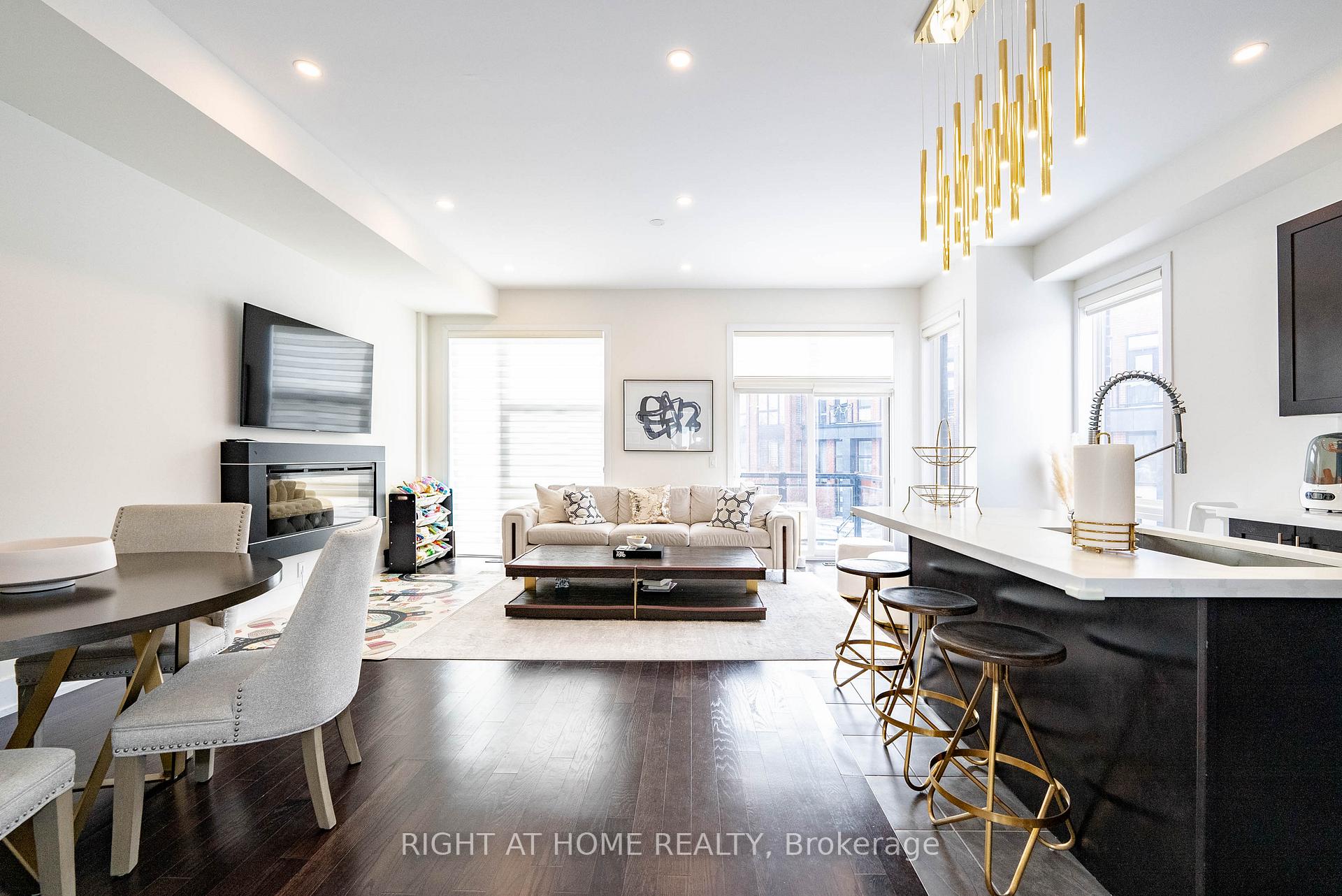 Photo 4 of 16 Cambray Road, Vaughan, Patterson — HOMEH