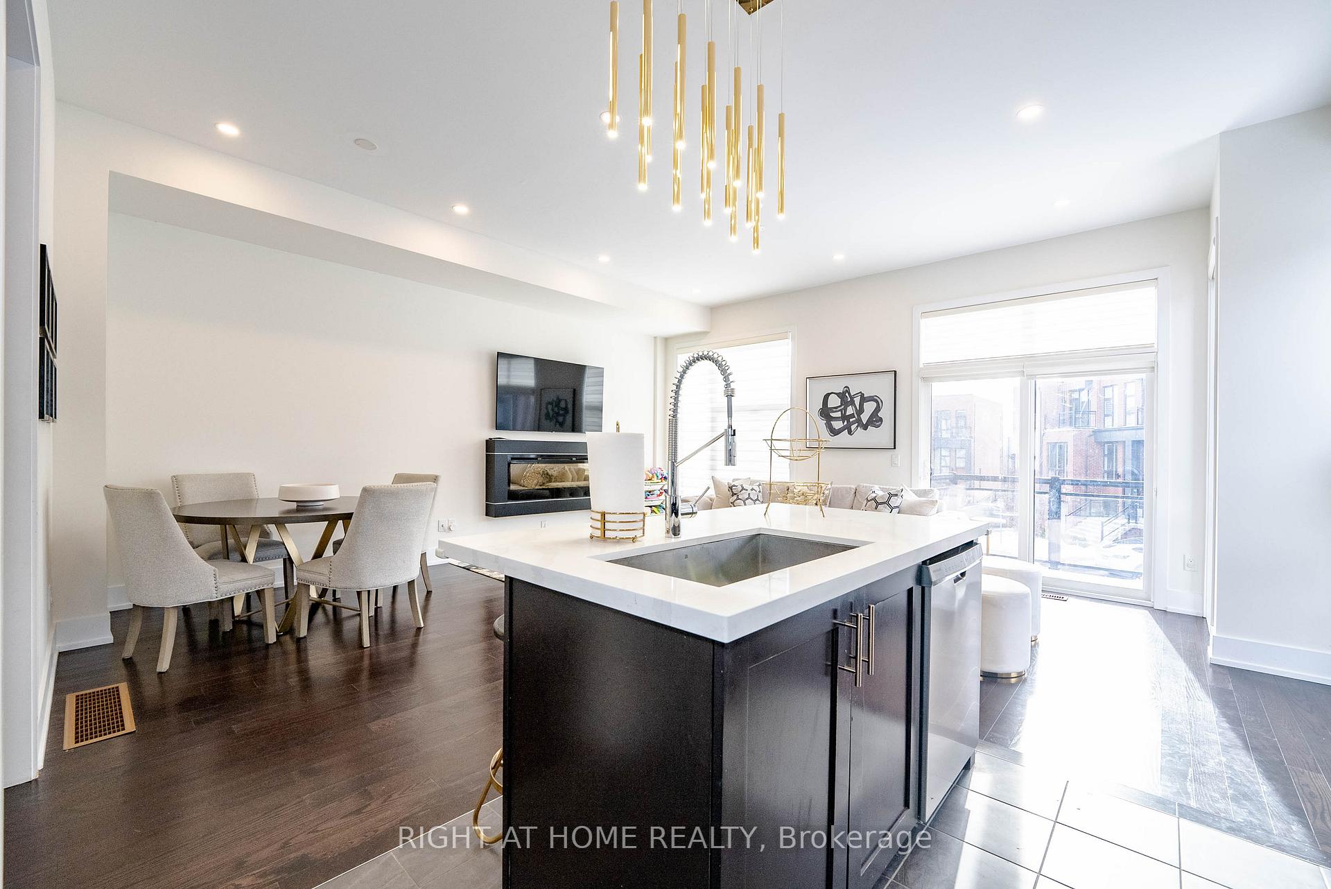 Photo 5 of 16 Cambray Road, Vaughan, Patterson — HOMEH