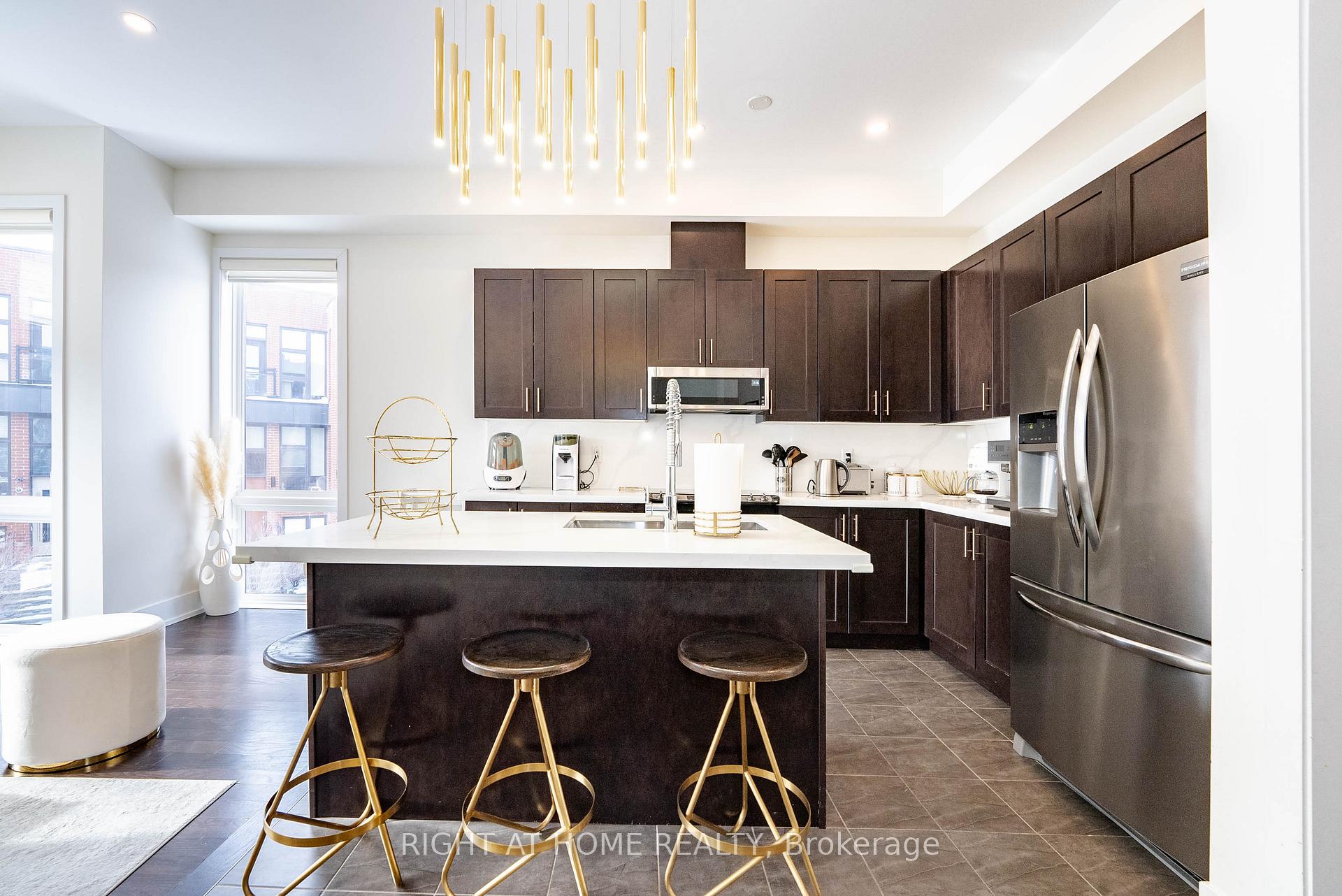 Photo 8 of 16 Cambray Road, Vaughan, Patterson — HOMEH