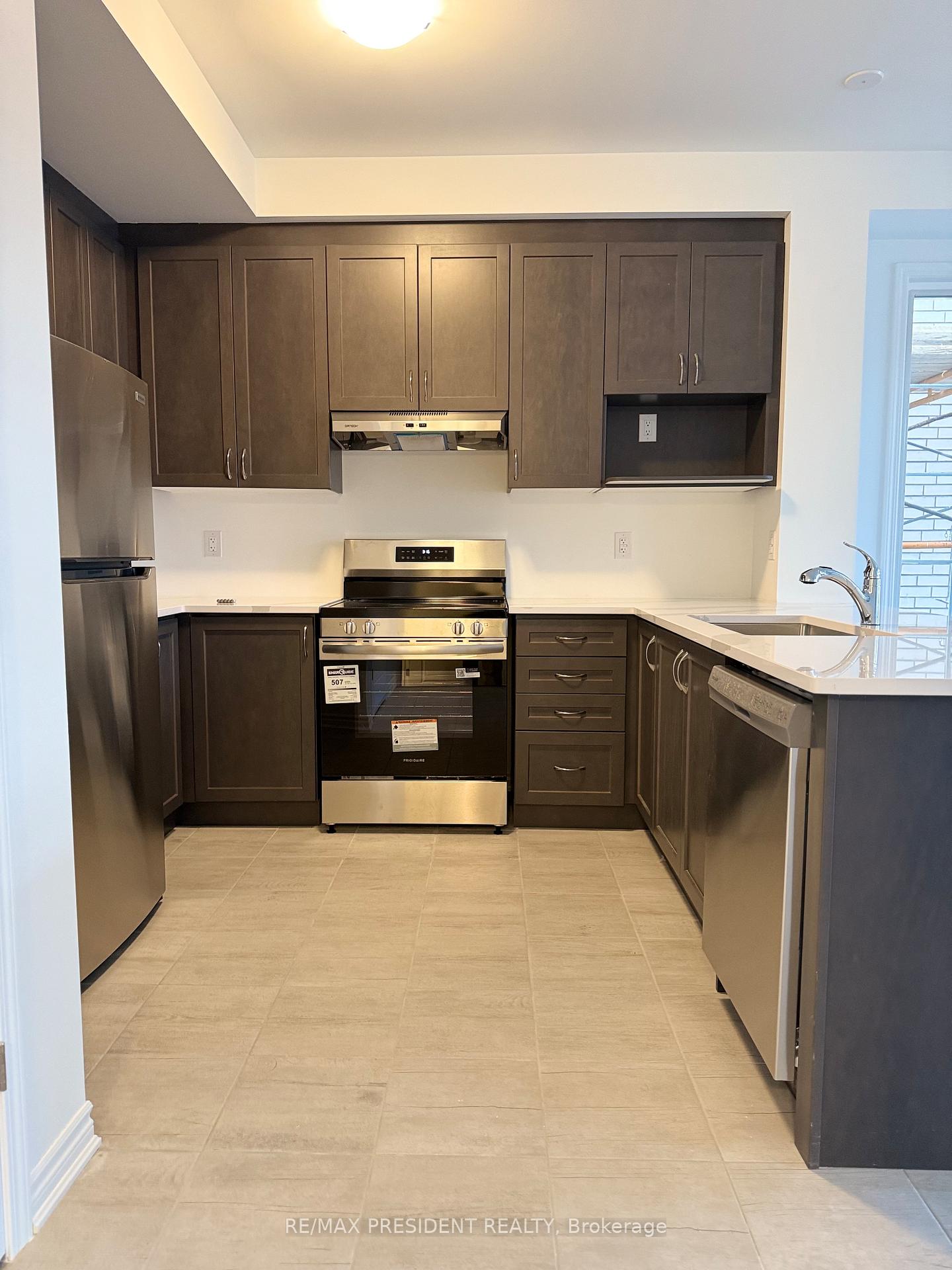 Photo 2 of 68 Ennerdale Street, Barrie, Rural Barrie Southwest — HOMEH