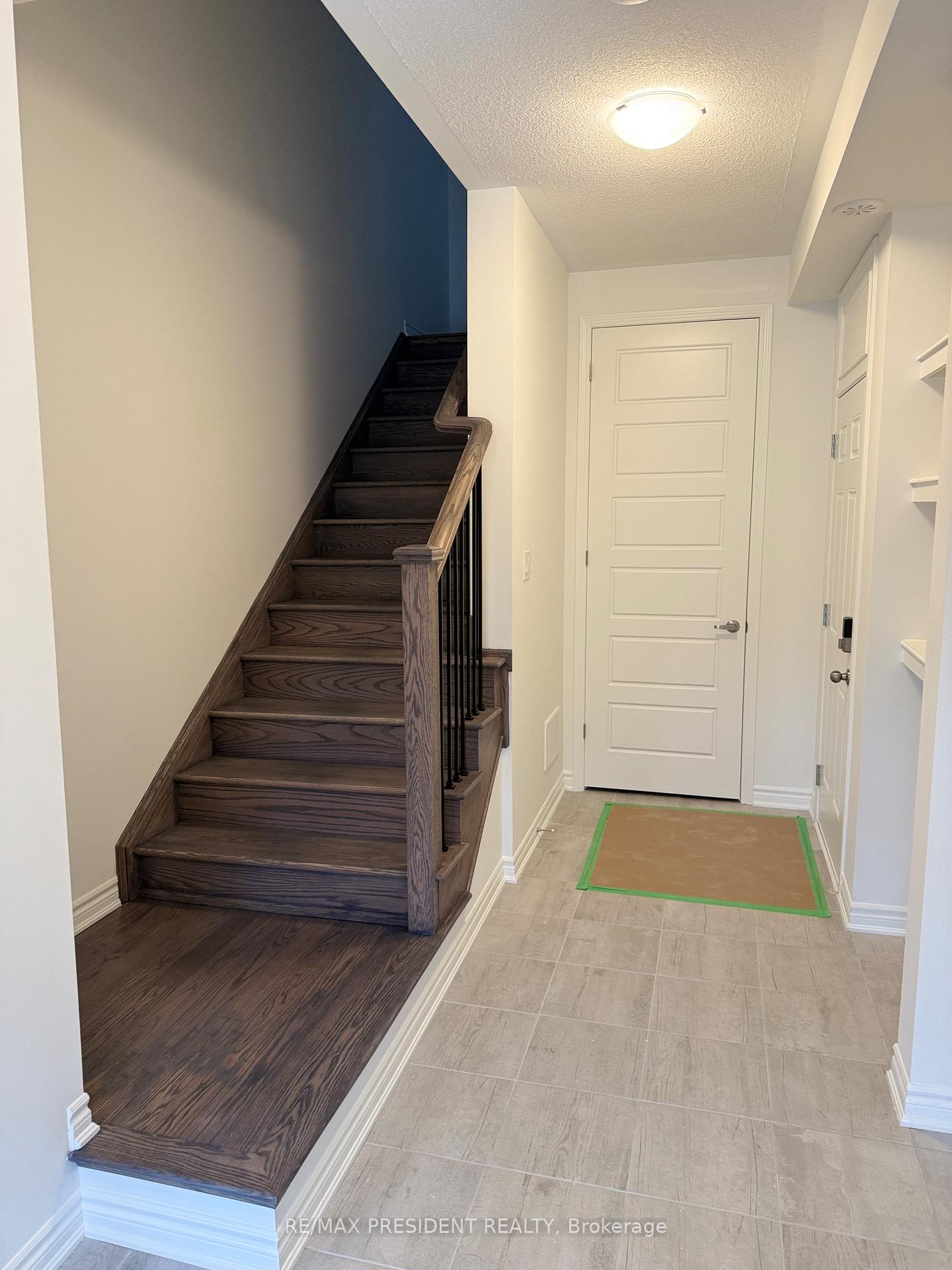 Photo 3 of 68 Ennerdale Street, Barrie, Rural Barrie Southwest — HOMEH