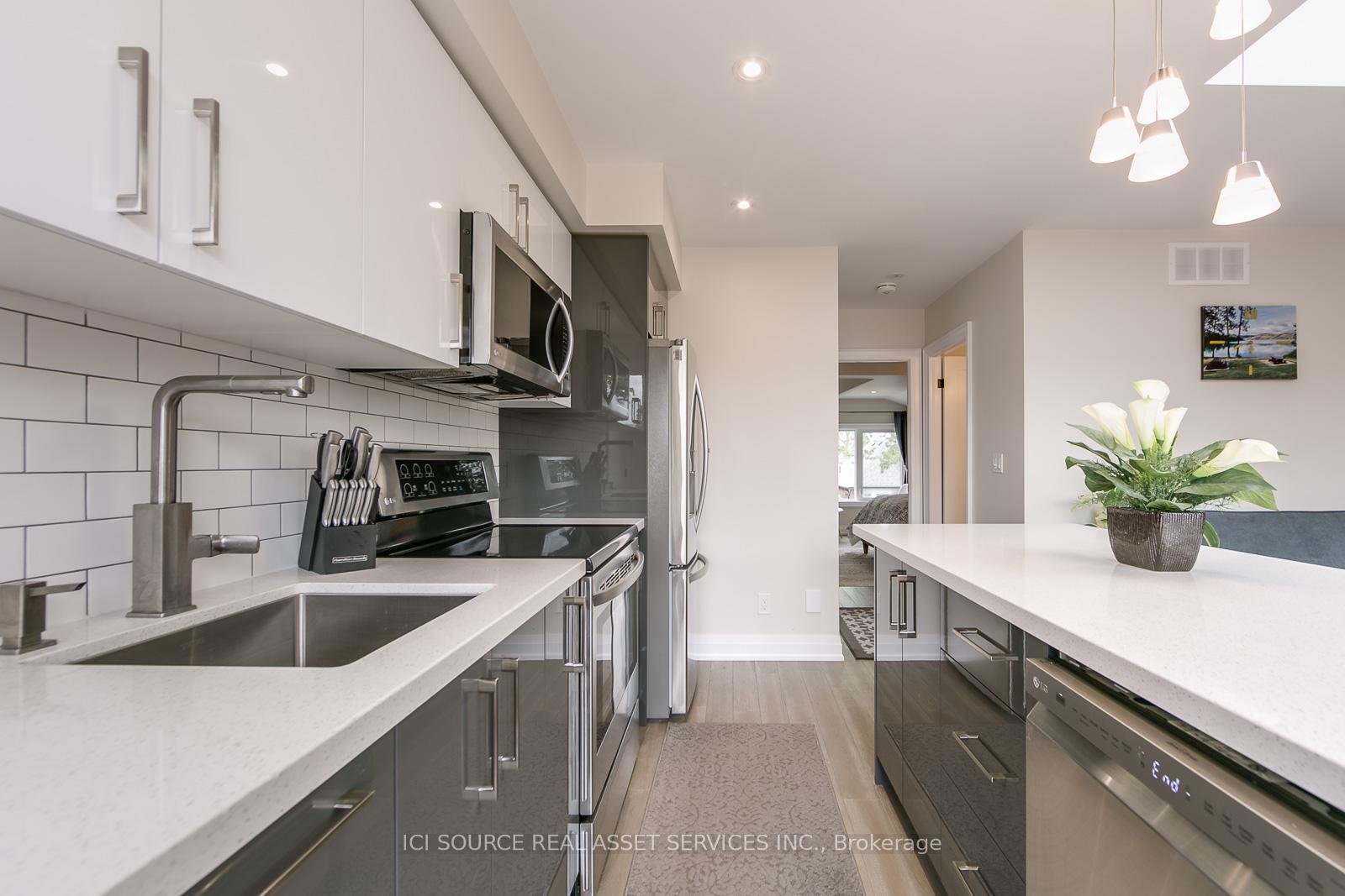 Photo 2 of Unit 3rd Fl, 49 Beatrice Street, Toronto, Trinity-Bellwoods — HOMEH