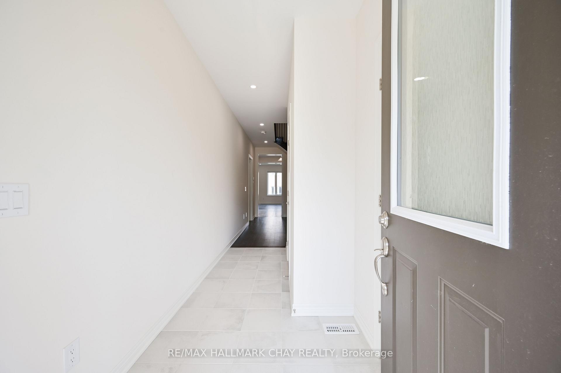 Photo 2 of 1063 Garner Road E, Hamilton, Meadowlands — HOMEH
