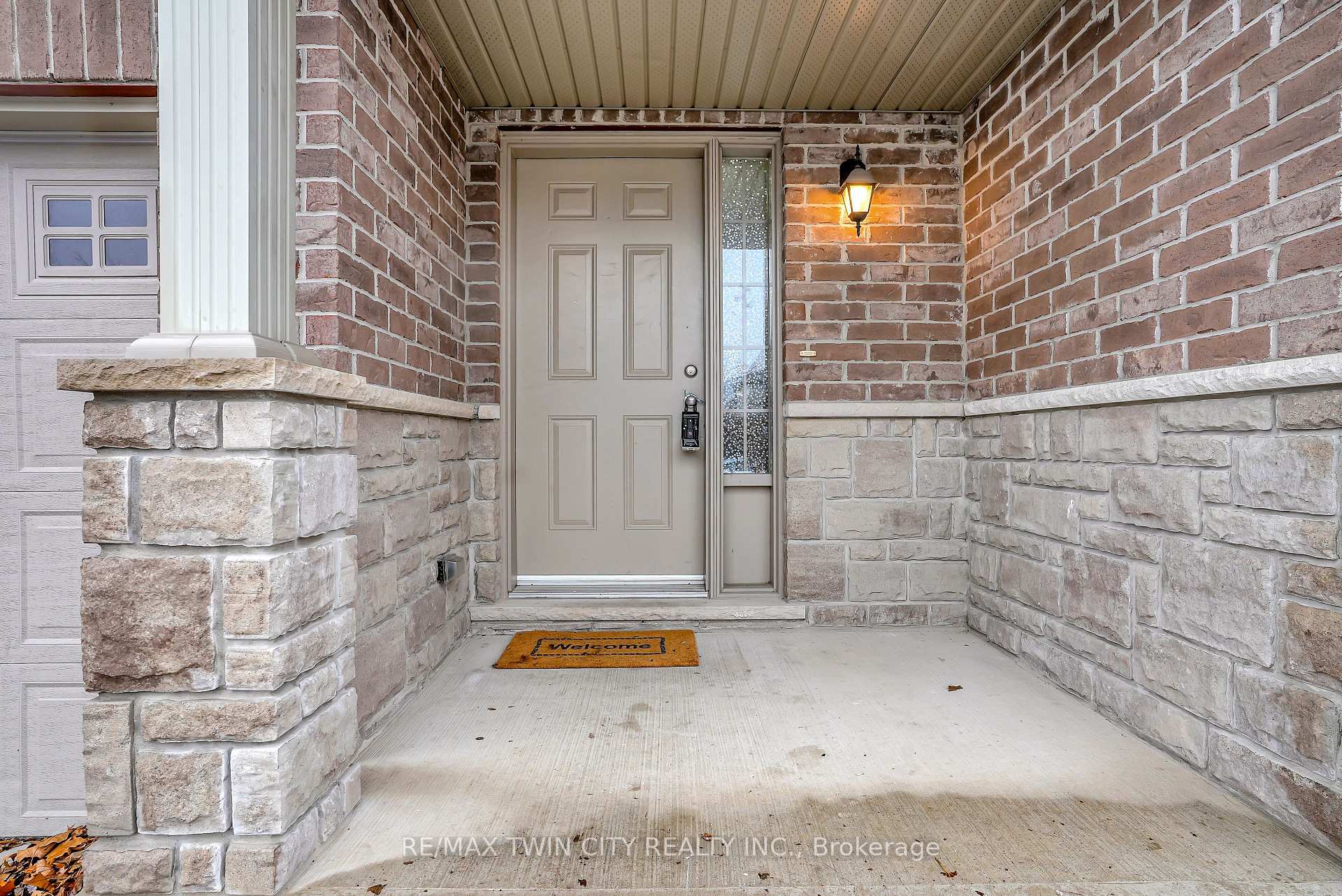 Photo 2 of 561 Landgren Court, Kitchener — HOMEH
