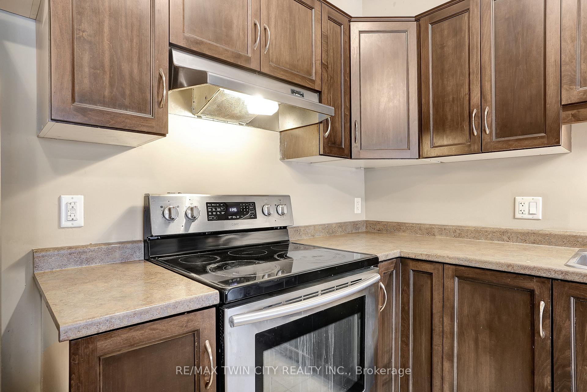 Photo 7 of 561 Landgren Court, Kitchener — HOMEH