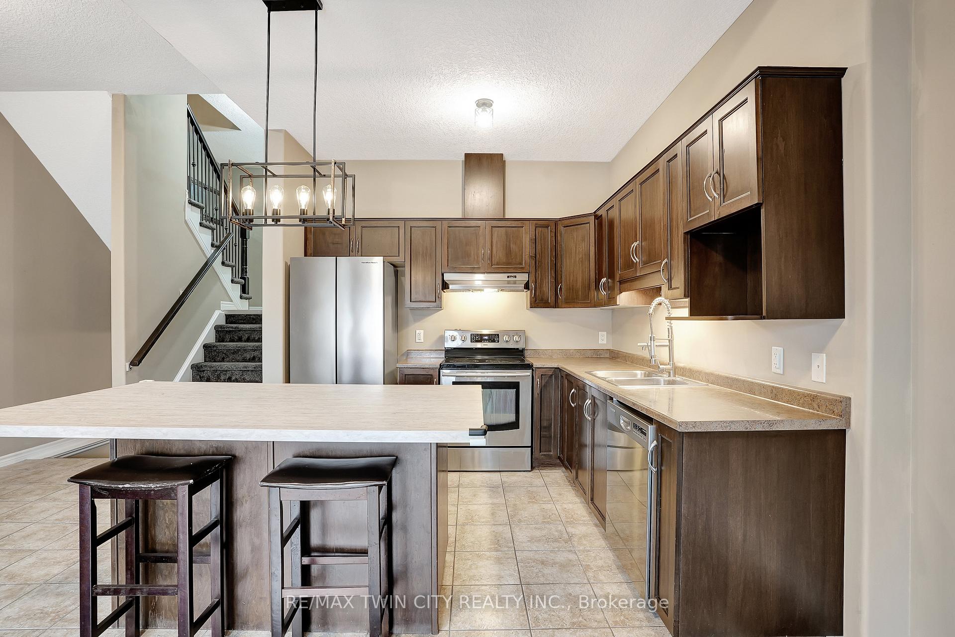 Photo 10 of 561 Landgren Court, Kitchener — HOMEH