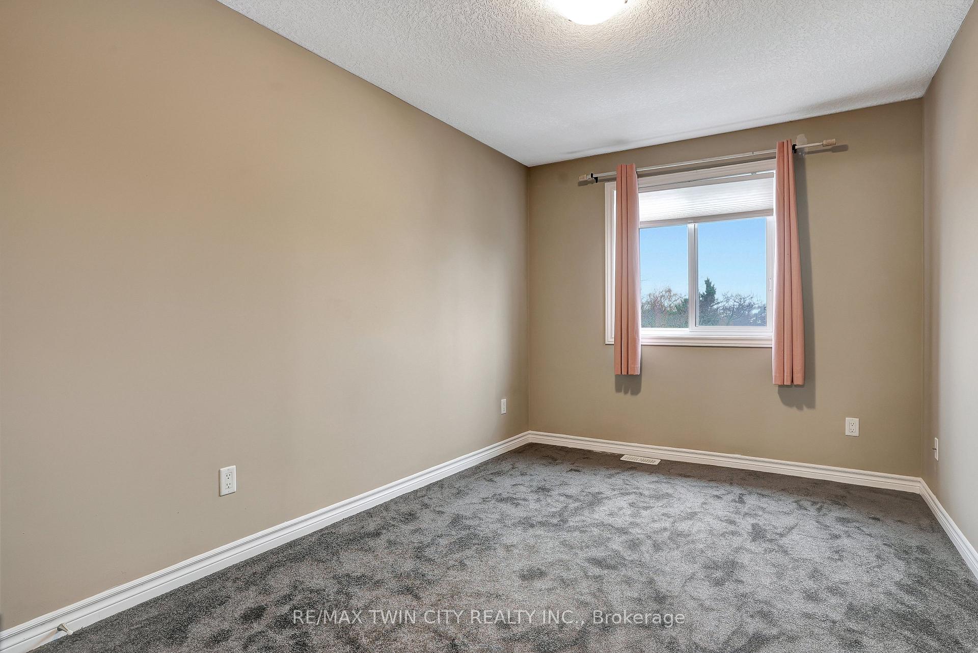 Photo 24 of 561 Landgren Court, Kitchener — HOMEH