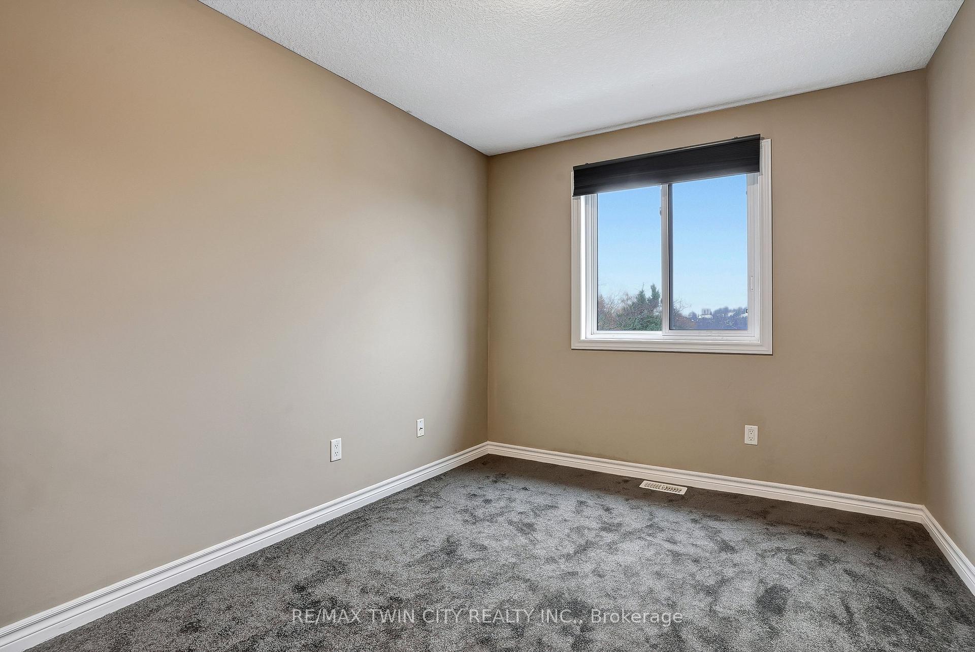 Photo 28 of 561 Landgren Court, Kitchener — HOMEH