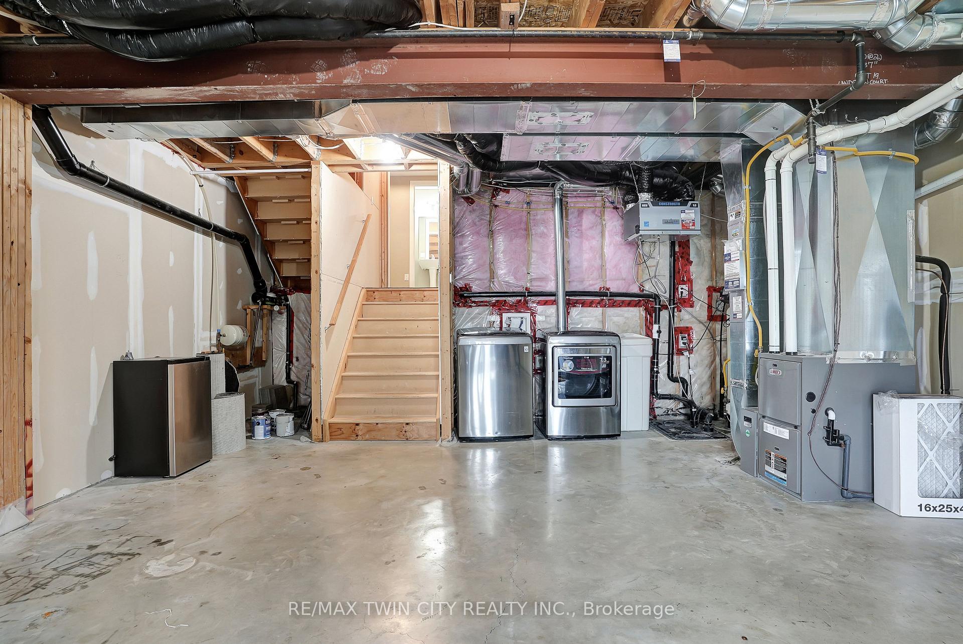 Photo 31 of 561 Landgren Court, Kitchener — HOMEH