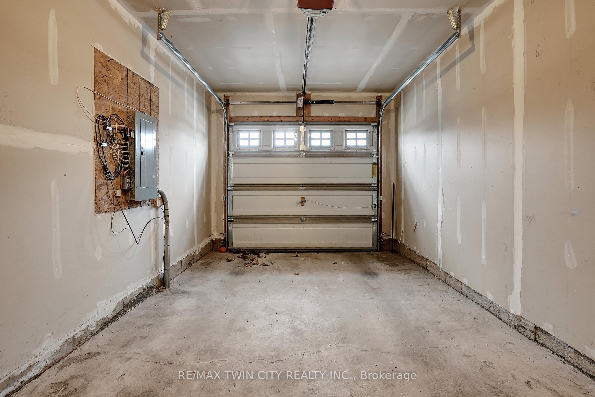 Photo 32 of 561 Landgren Court, Kitchener — HOMEH