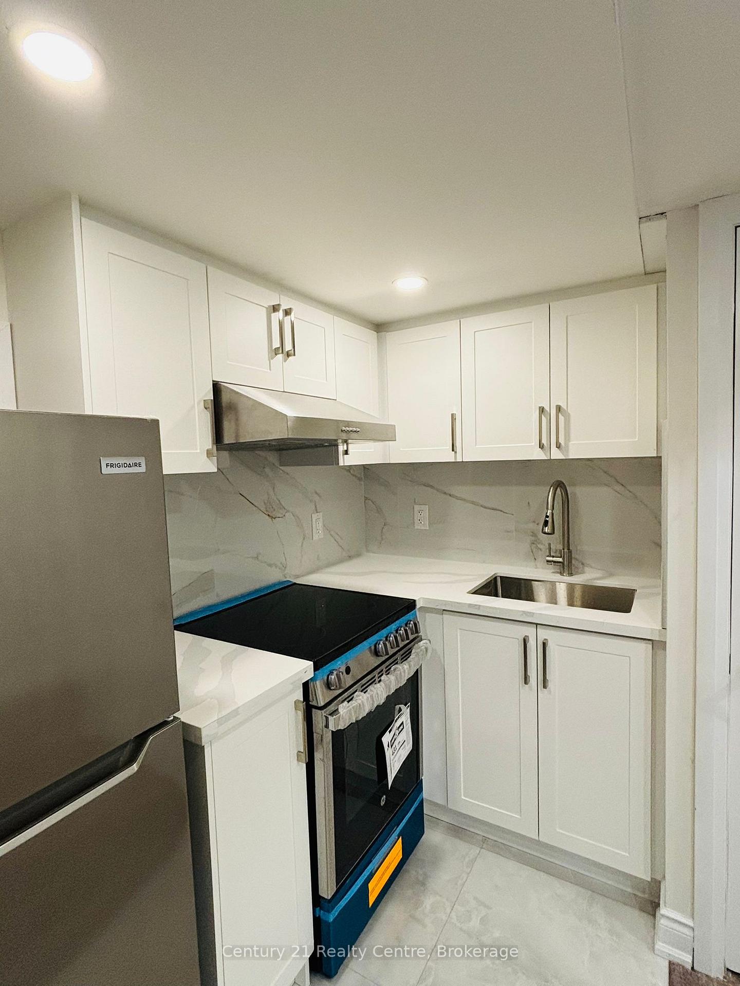 Photo 2 of 17 Fallstar Crescent, Brampton, Fletcher's Meadow — HOMEH