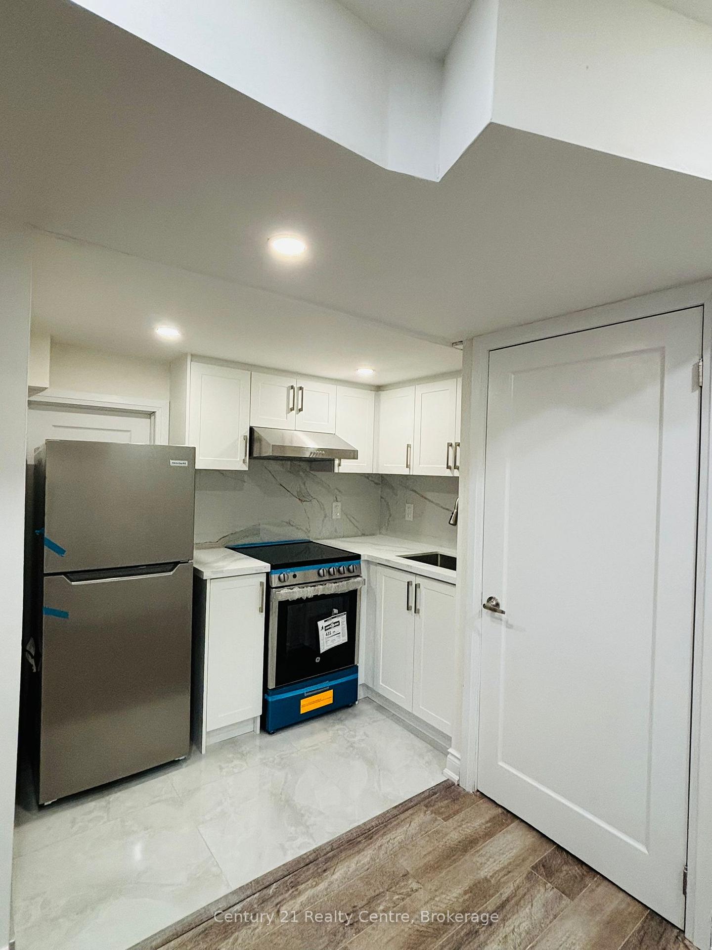 Photo 4 of 17 Fallstar Crescent, Brampton, Fletcher's Meadow — HOMEH