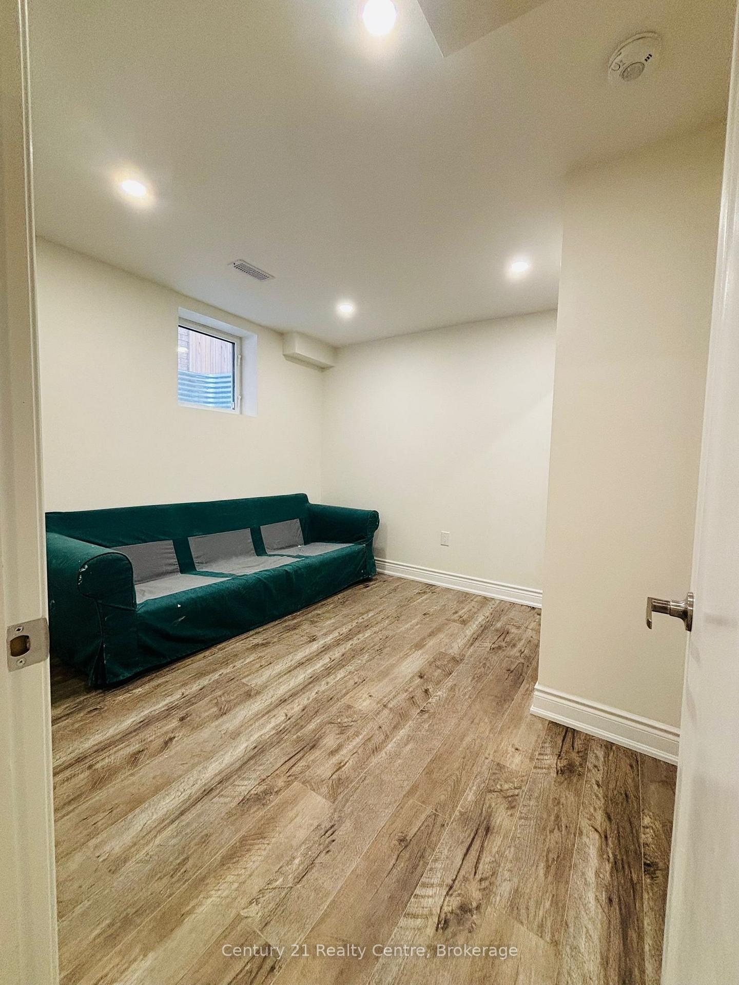 Photo 8 of 17 Fallstar Crescent, Brampton, Fletcher's Meadow — HOMEH