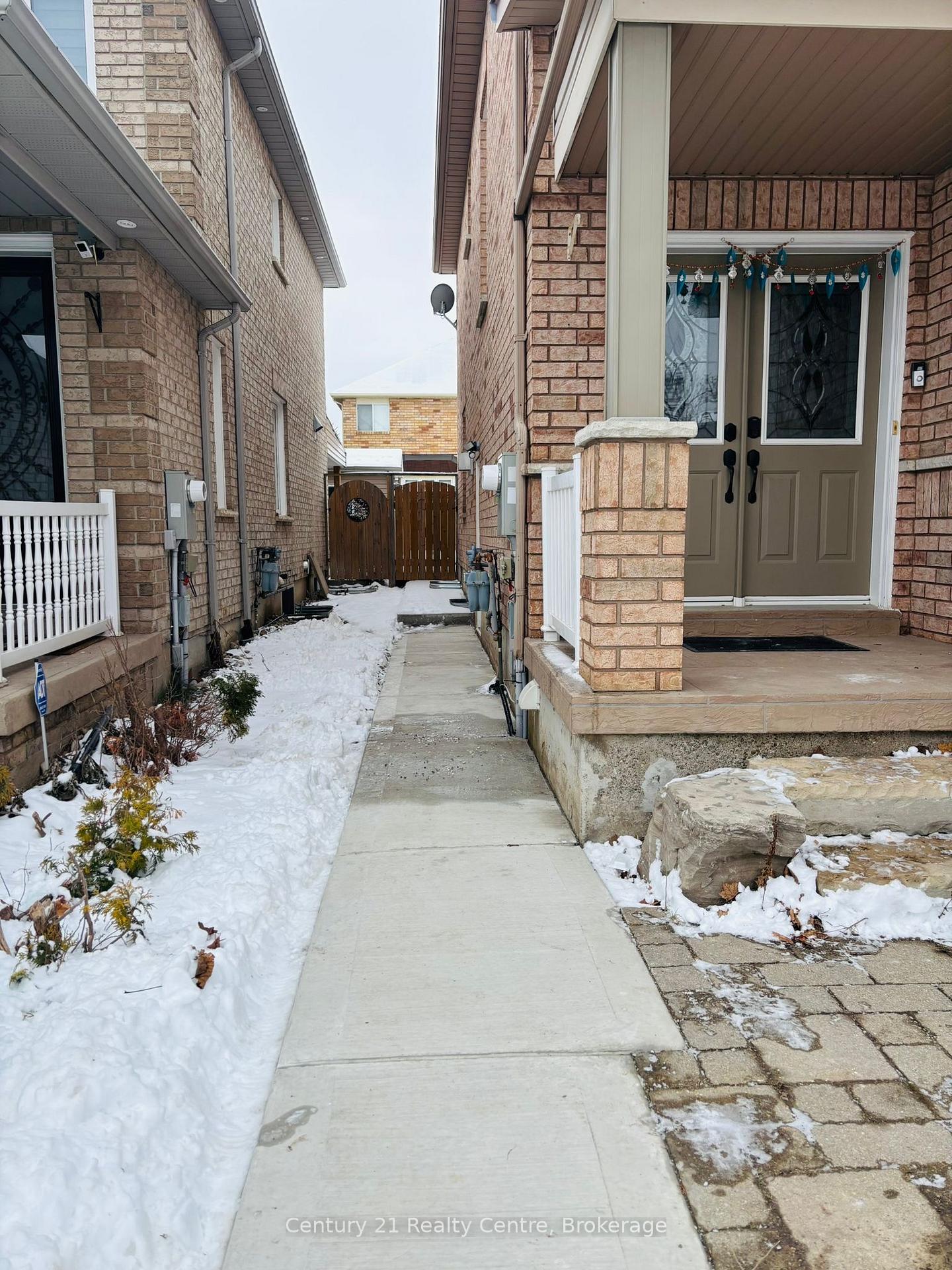 Photo 10 of 17 Fallstar Crescent, Brampton, Fletcher's Meadow — HOMEH