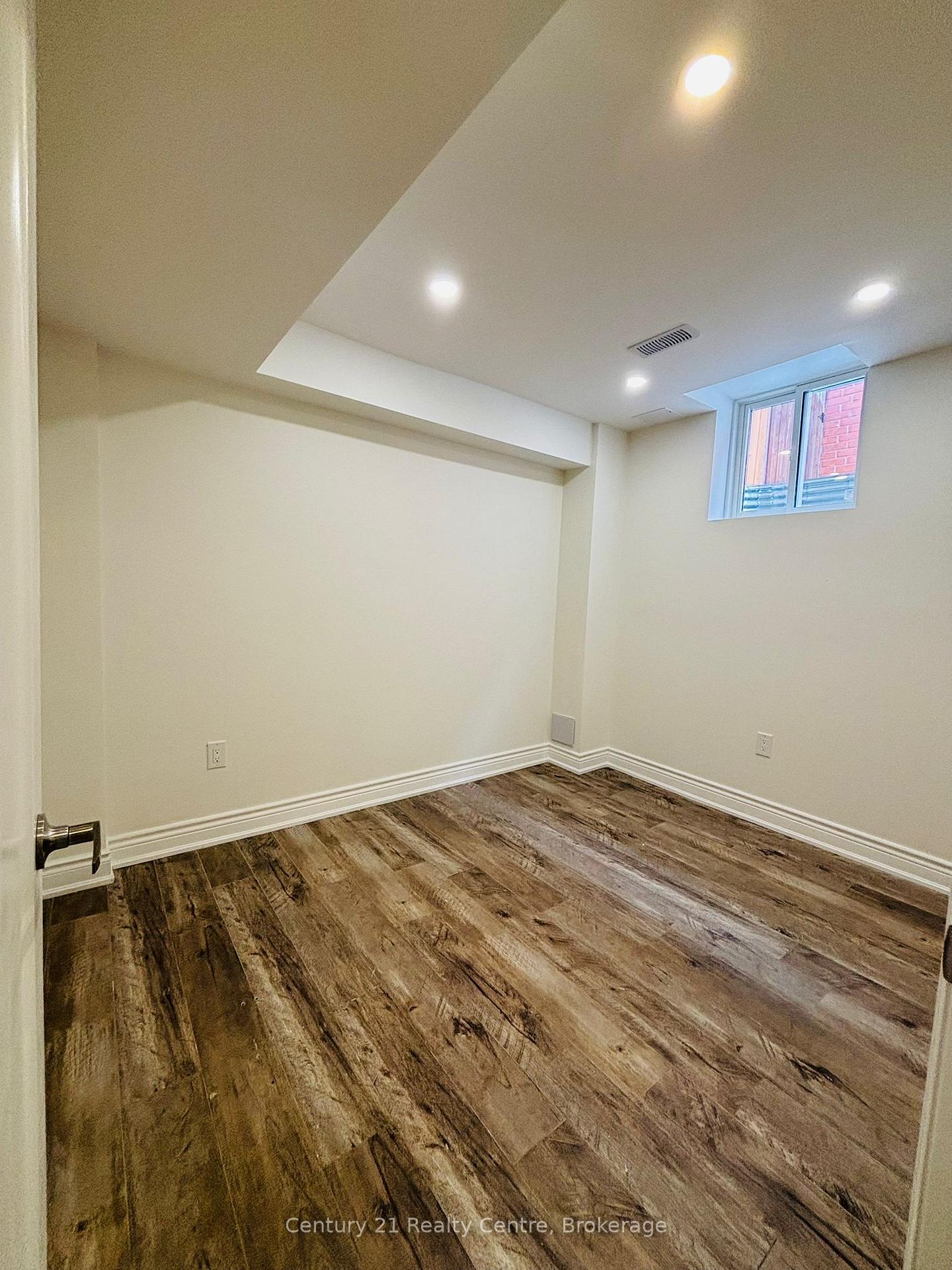 Photo 13 of 17 Fallstar Crescent, Brampton, Fletcher's Meadow — HOMEH