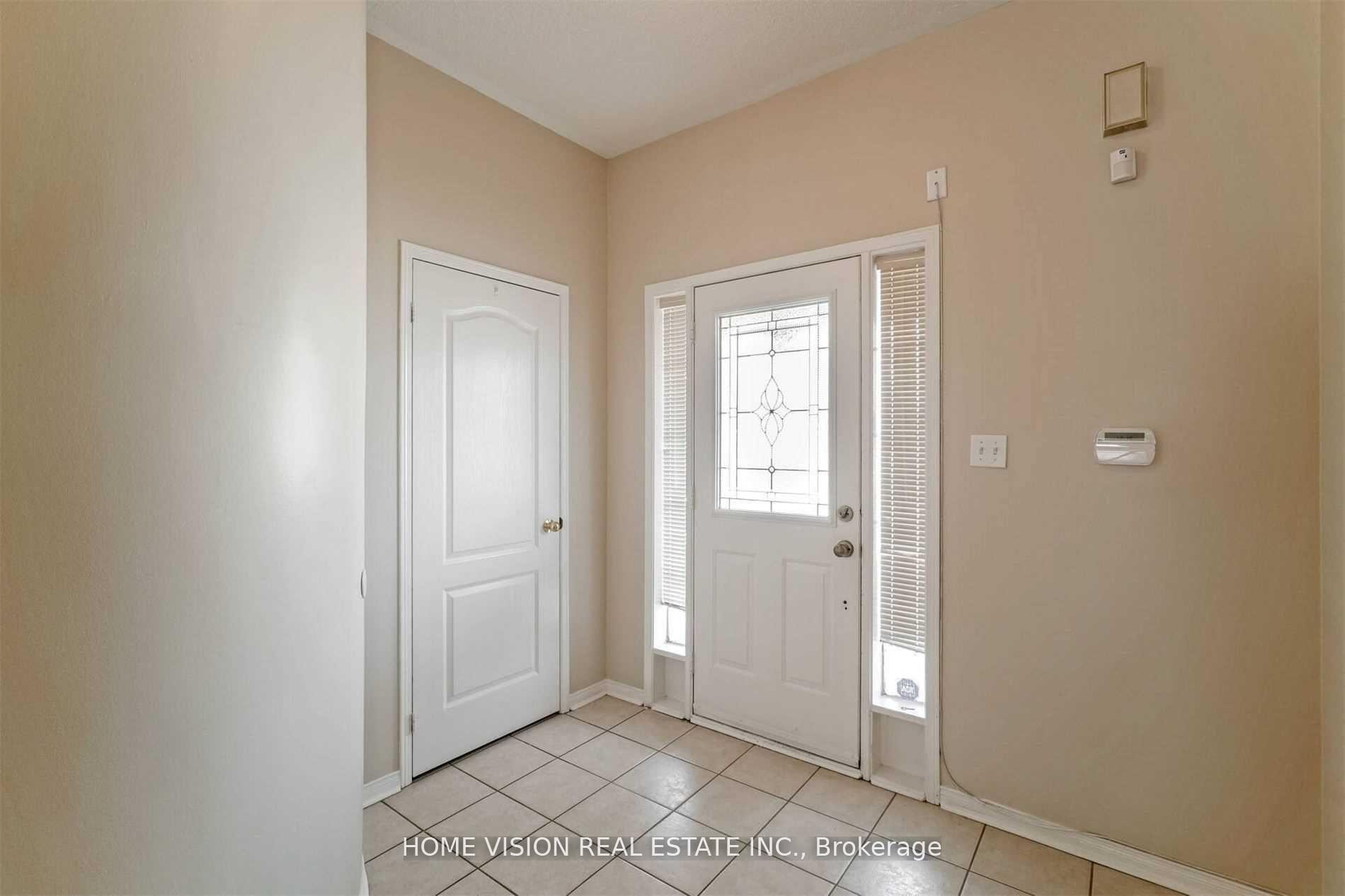 Photo 3 of 10 Mistdale Crescent, Brampton, Fletcher's Meadow — HOMEH
