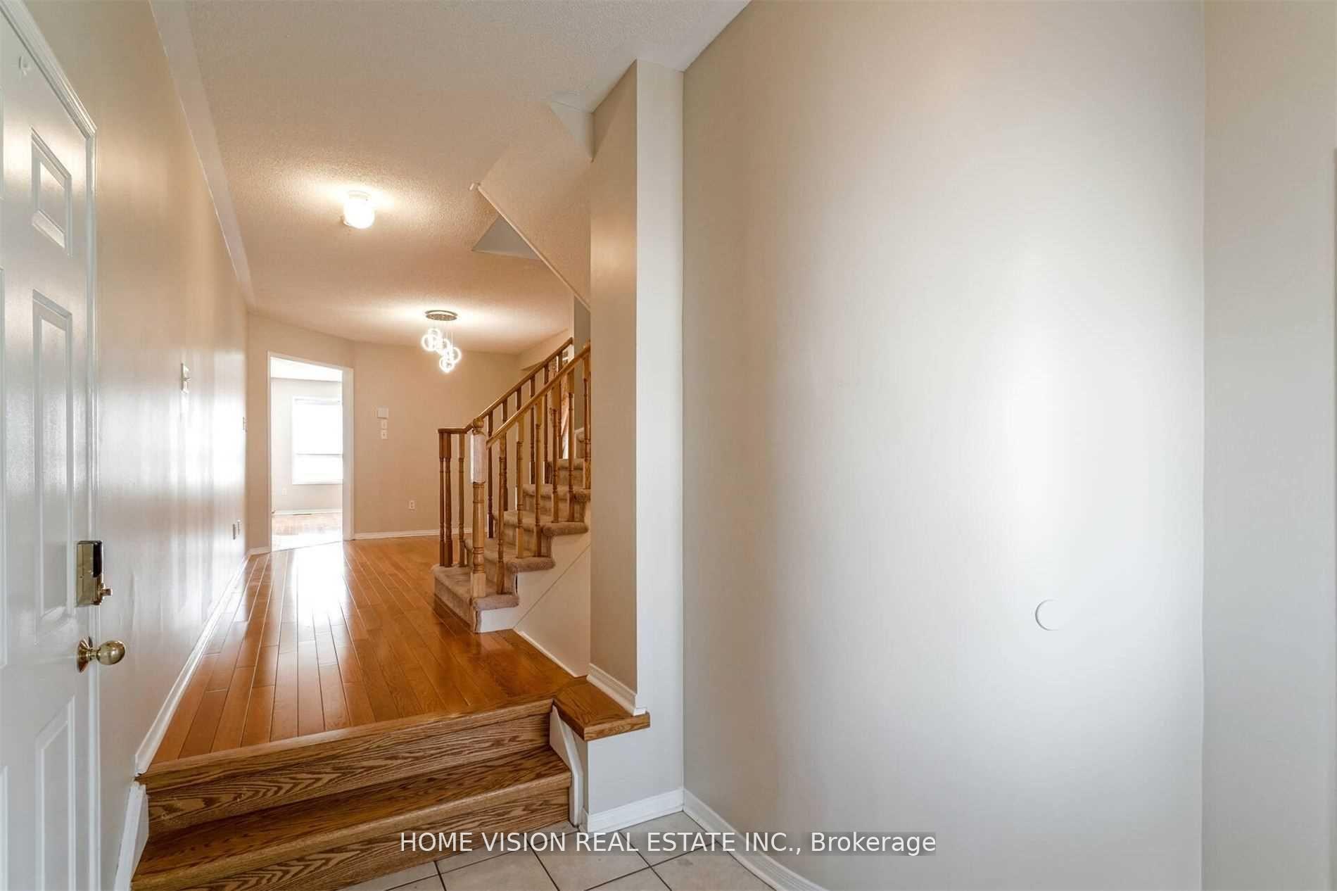 Photo 2 of 10 Mistdale Crescent, Brampton, Fletcher's Meadow — HOMEH