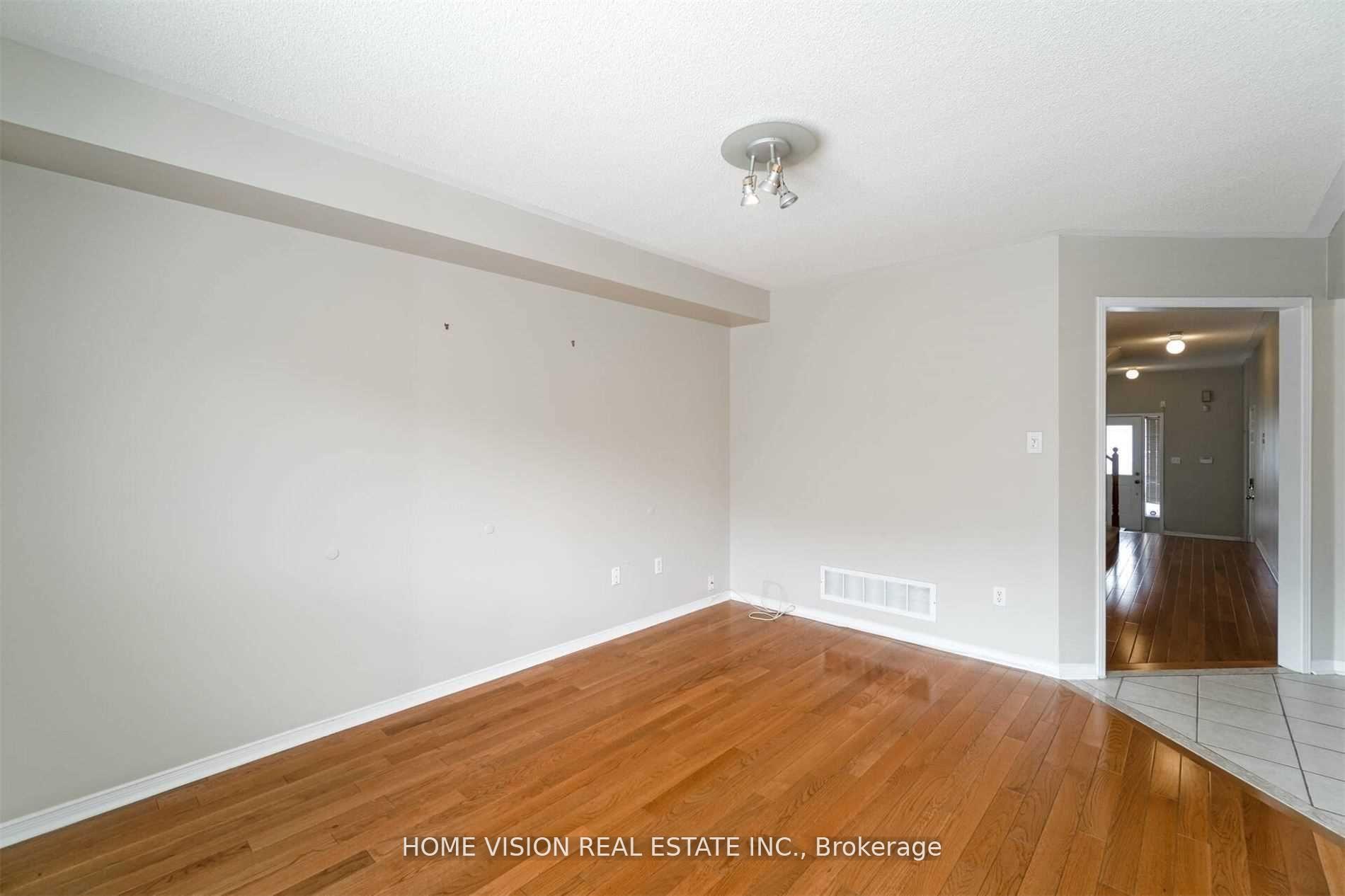 Photo 5 of 10 Mistdale Crescent, Brampton, Fletcher's Meadow — HOMEH