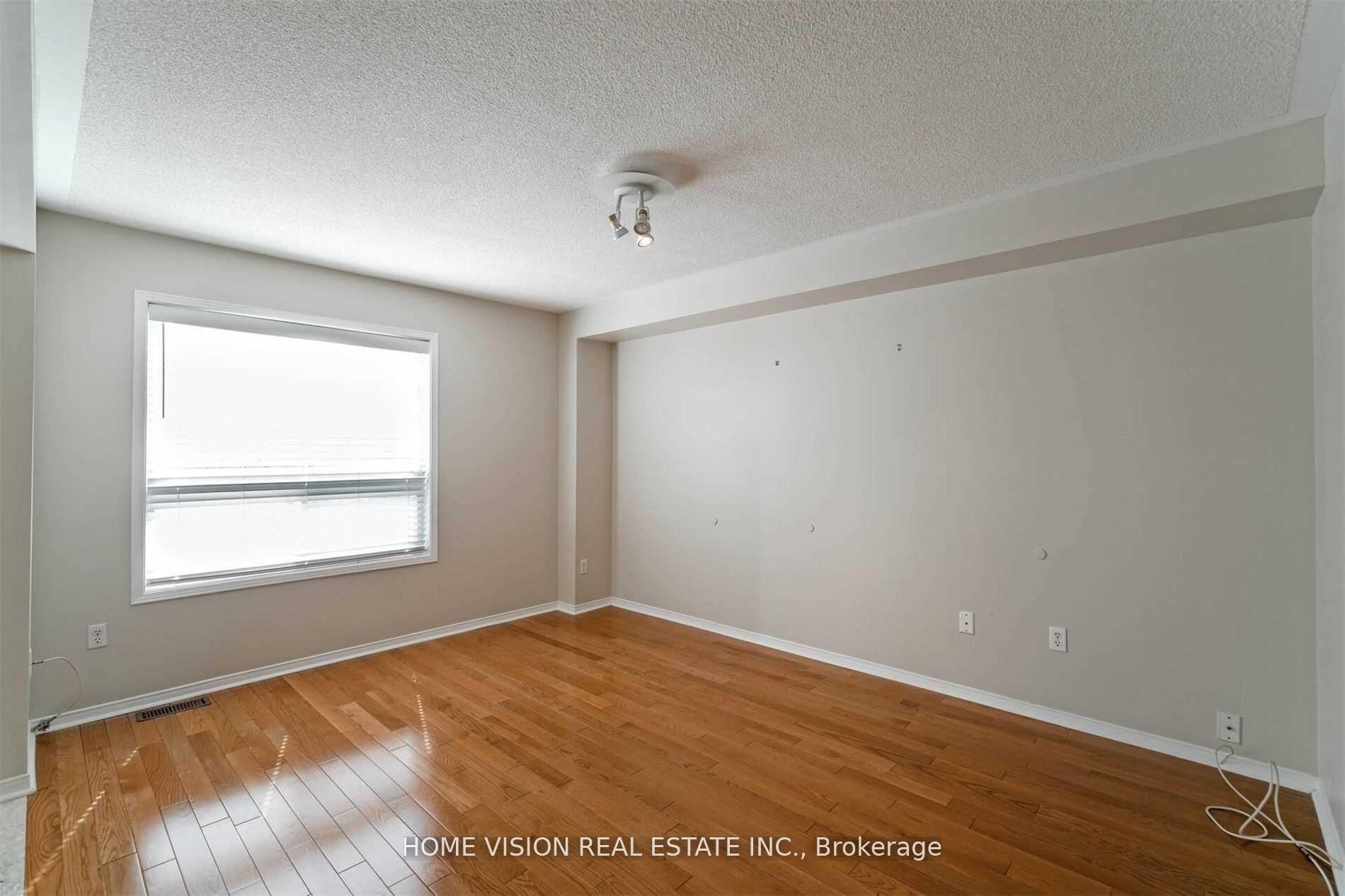 Photo 4 of 10 Mistdale Crescent, Brampton, Fletcher's Meadow — HOMEH