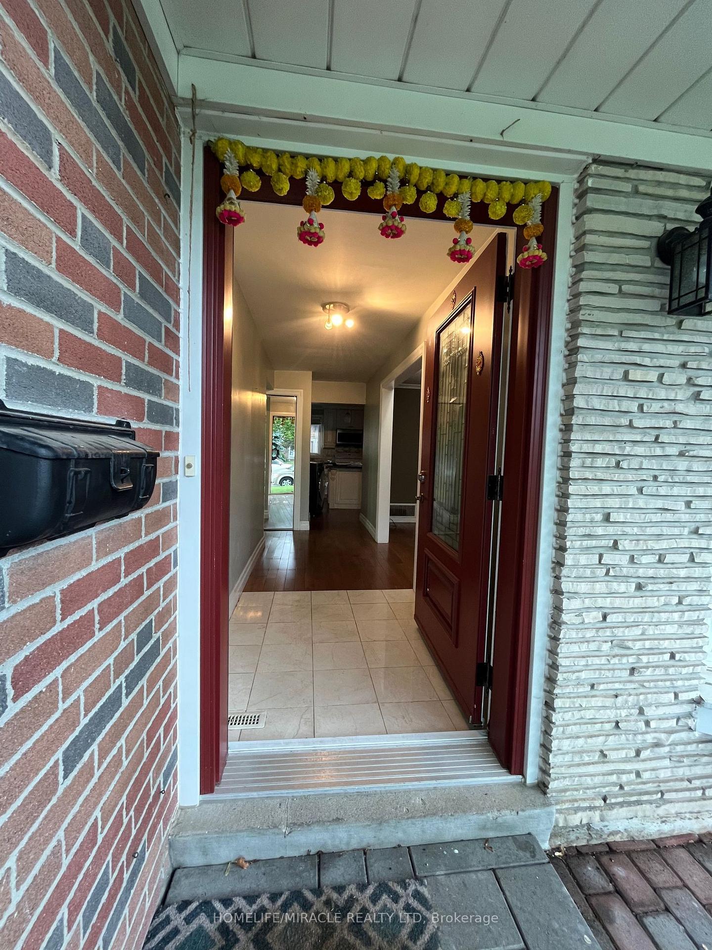 Photo 4 of 26 Caldwell Crescent, Brampton, Brampton East — HOMEH