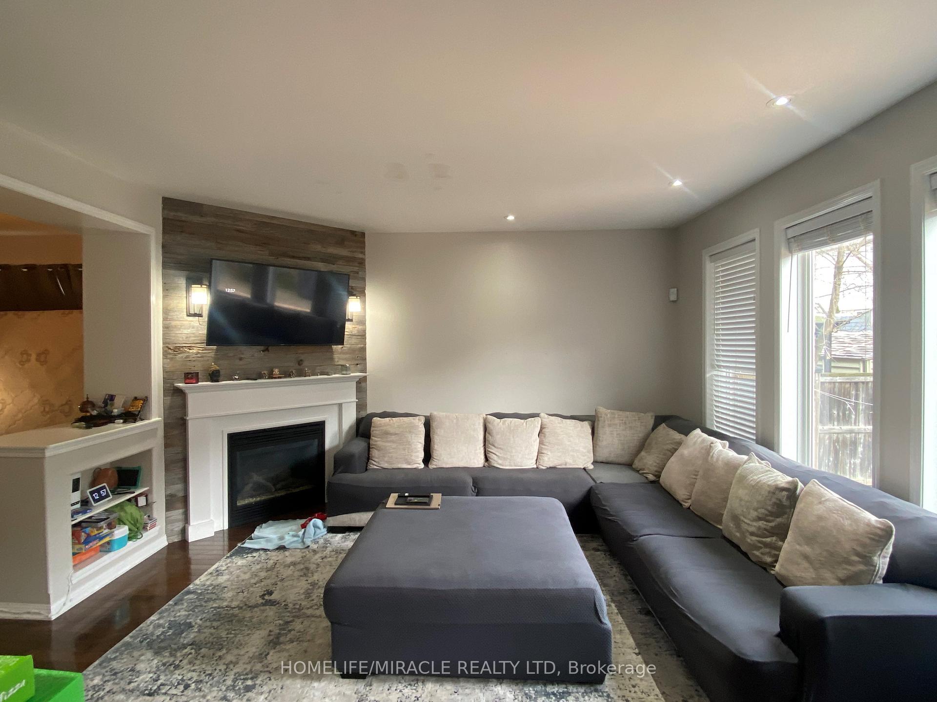 Photo 2 of 104 Silverthorne Drive, Cambridge, Silver Heights — HOMEH