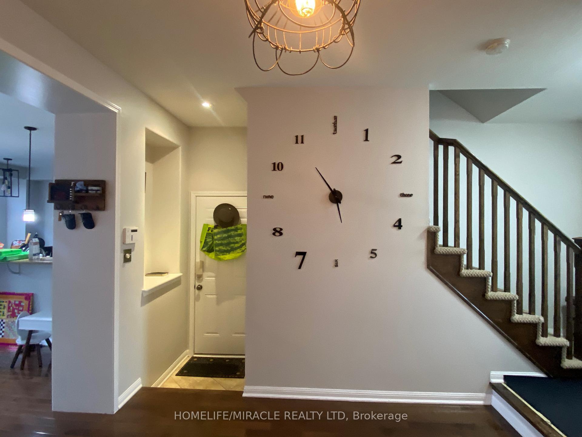 Photo 3 of 104 Silverthorne Drive, Cambridge, Silver Heights — HOMEH