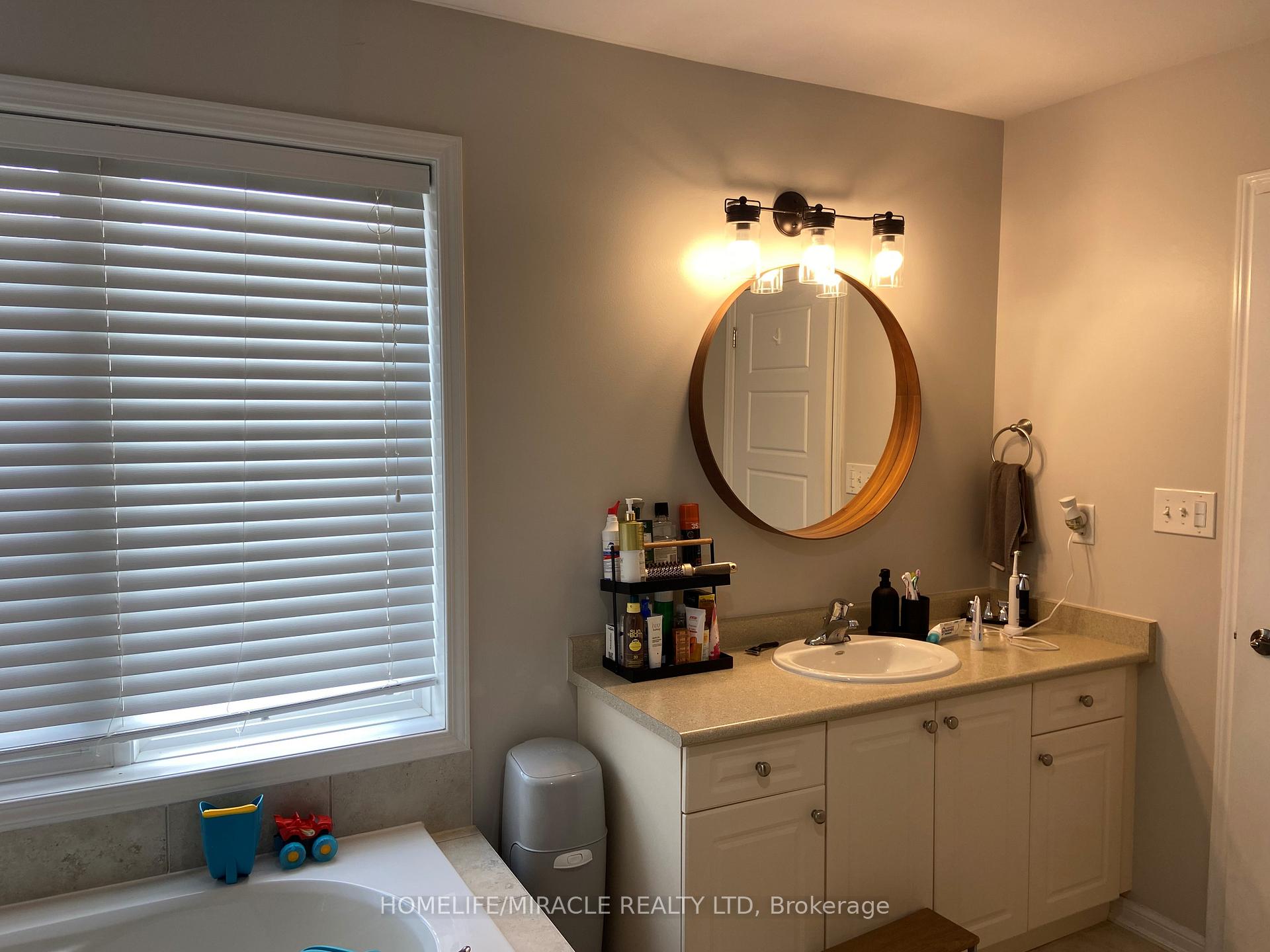 Photo 8 of 104 Silverthorne Drive, Cambridge, Silver Heights — HOMEH
