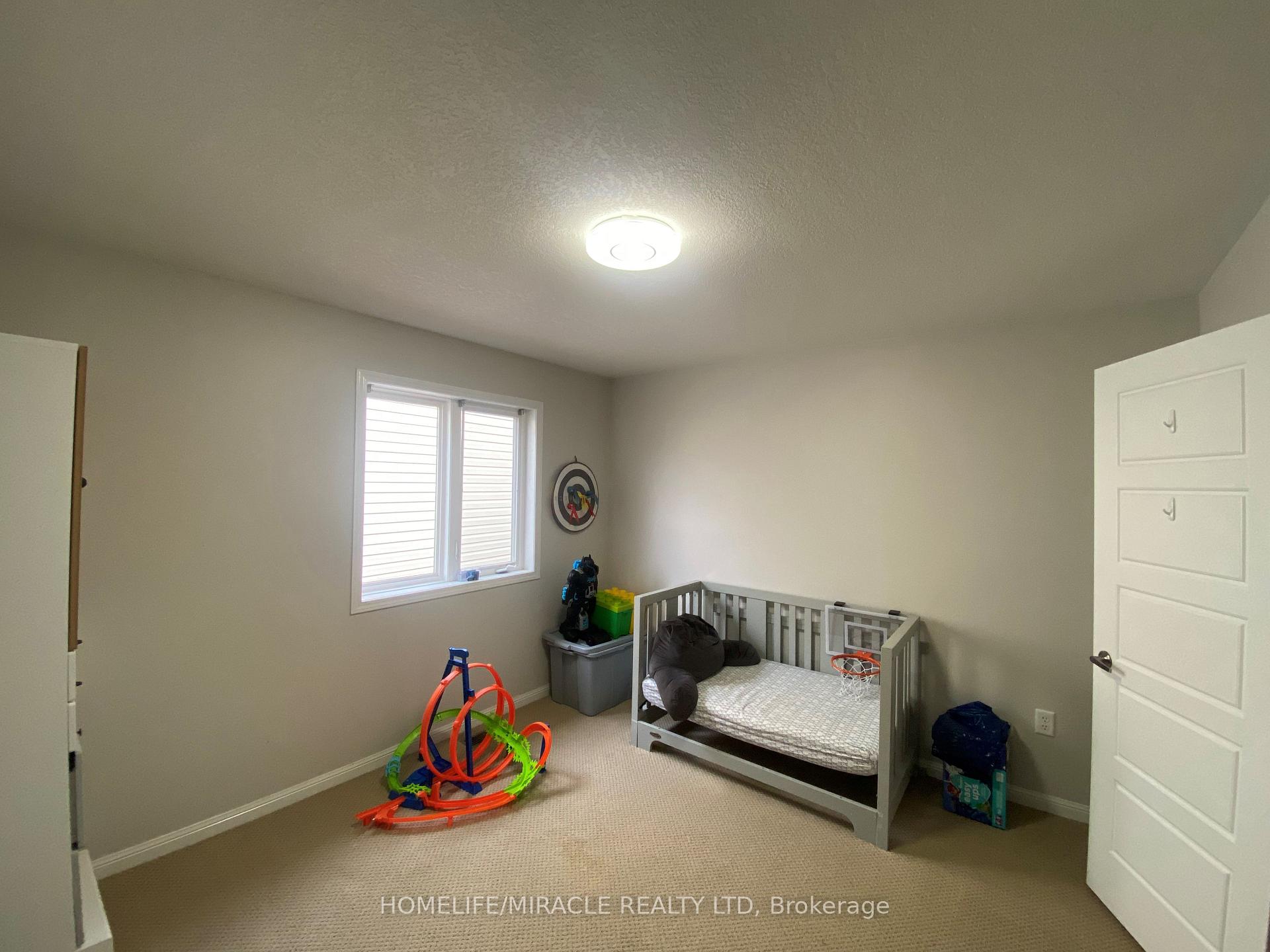 Photo 12 of 104 Silverthorne Drive, Cambridge, Silver Heights — HOMEH
