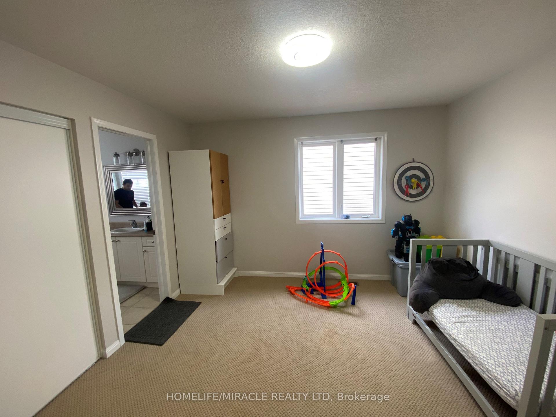 Photo 17 of 104 Silverthorne Drive, Cambridge, Silver Heights — HOMEH