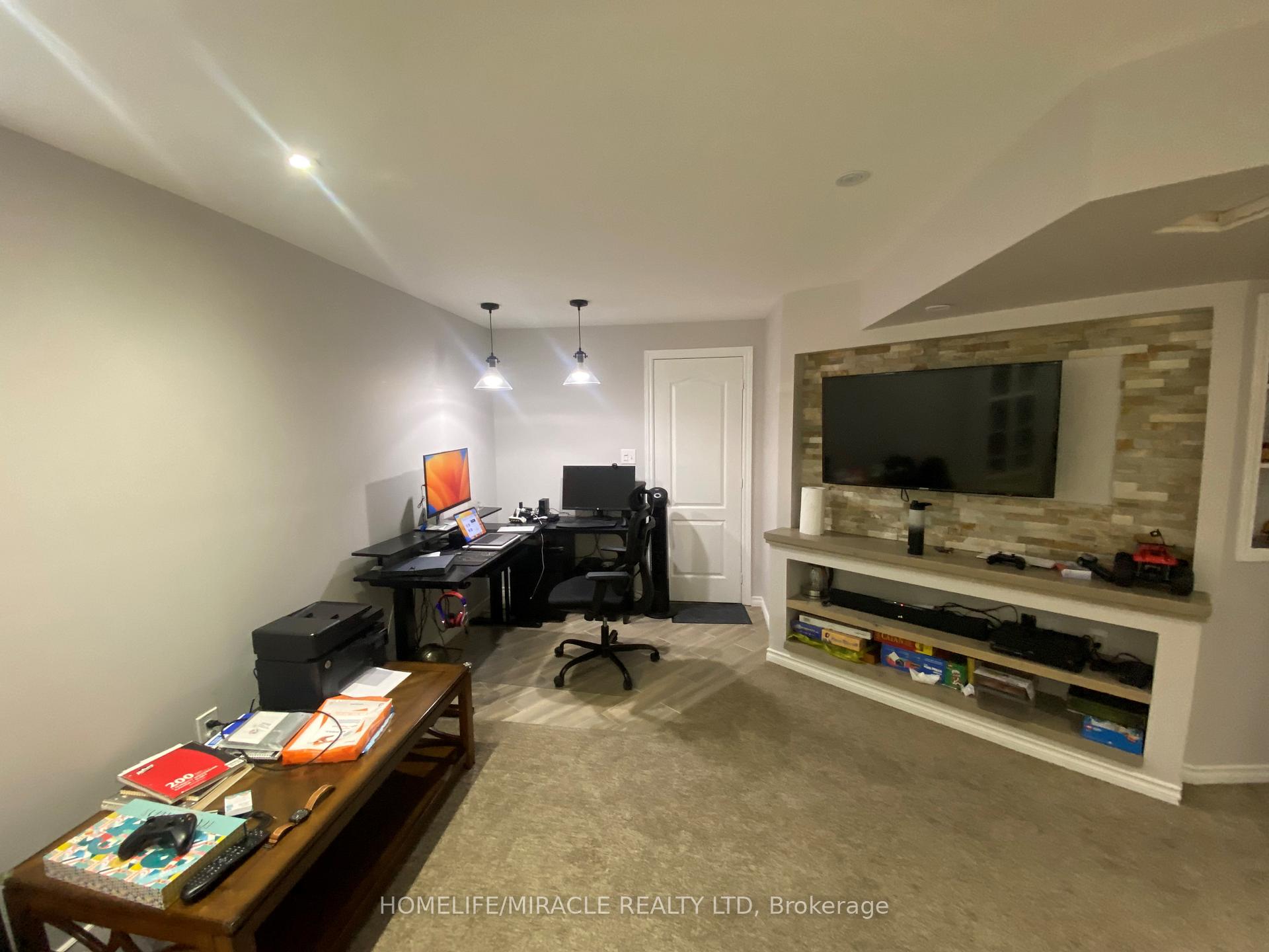 Photo 18 of 104 Silverthorne Drive, Cambridge, Silver Heights — HOMEH