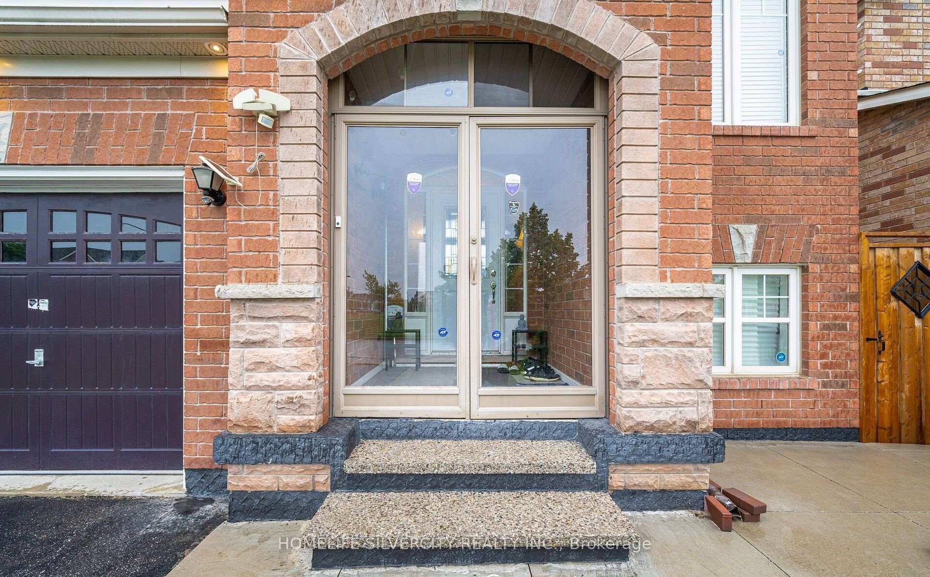 Photo 2 of 33 Bloom Drive, Brampton, Bram East — HOMEH
