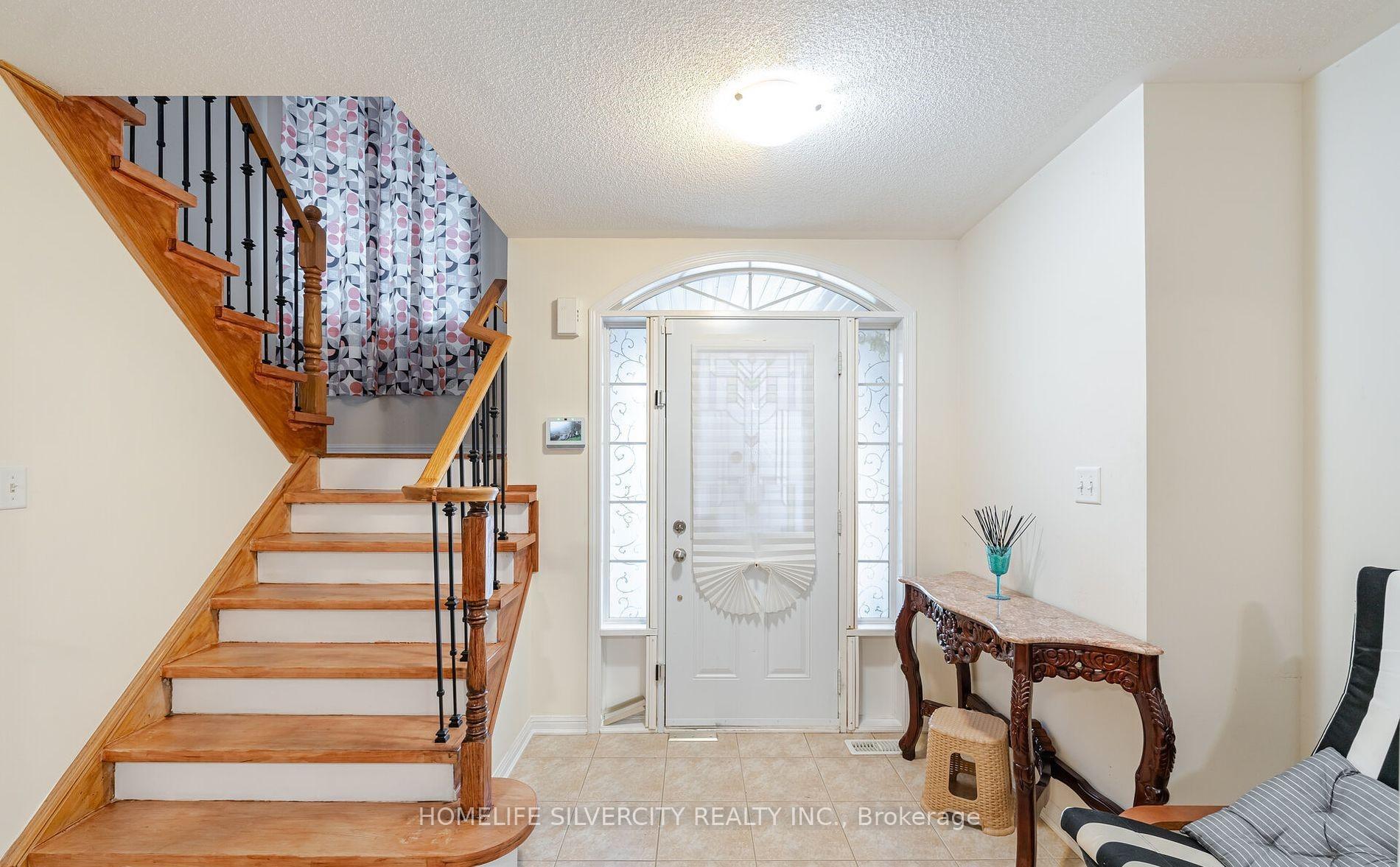 Photo 3 of 33 Bloom Drive, Brampton, Bram East — HOMEH