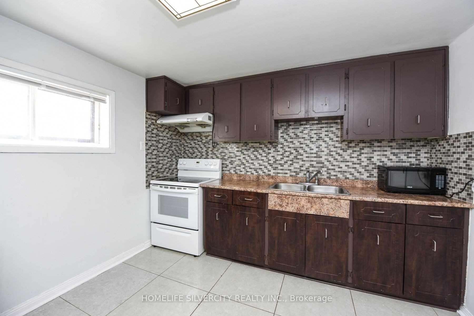 Photo 4 of 300 Royal Salisbury Way, Brampton, Madoc — HOMEH