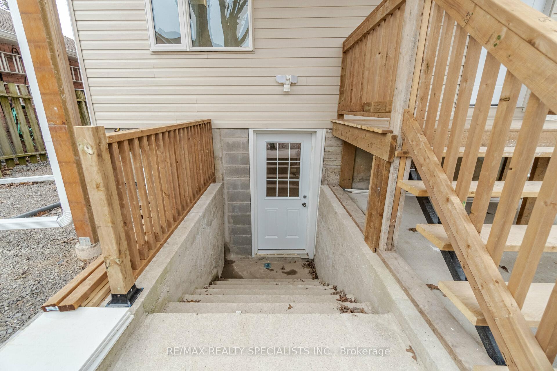 Photo 2 of Unit 3, 9 Frances Avenue, Hamilton, Lakeshore — HOMEH